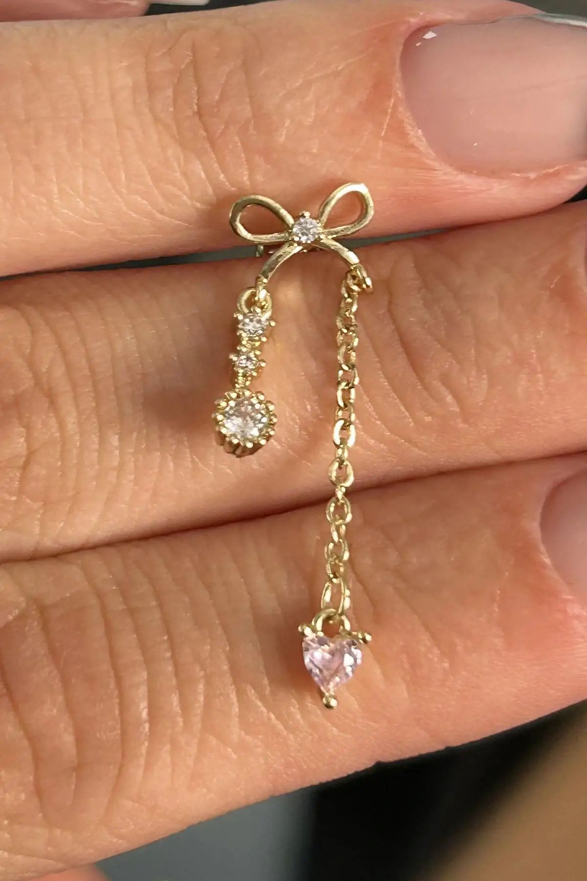 Altın Renk Kurdele Figürlü Taş Detaylı Cerrahi Çelik Tragus/Kıkırdak Küpe/Piercing (Tek)