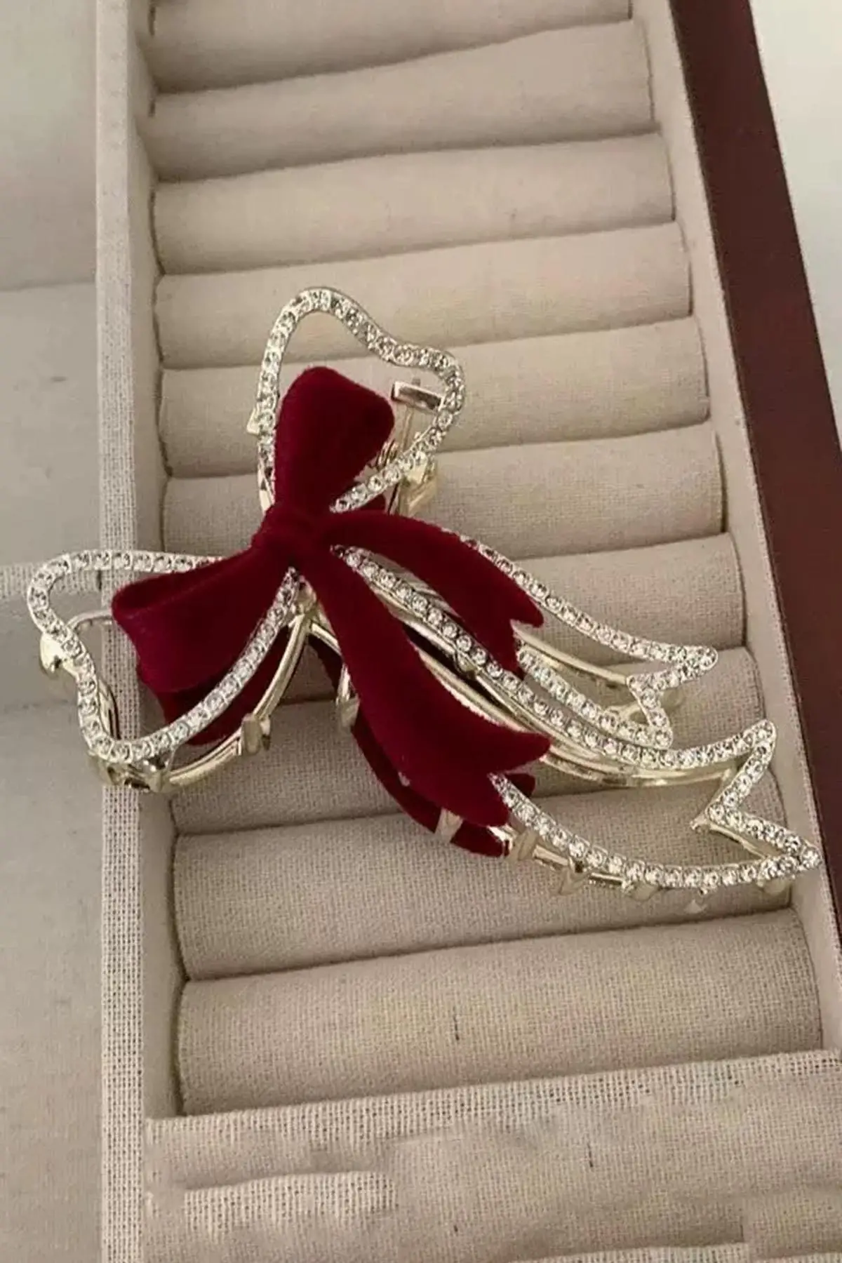 Altın Renk Kurdele Figürlü Taş Detaylı Metal Mandal Toka