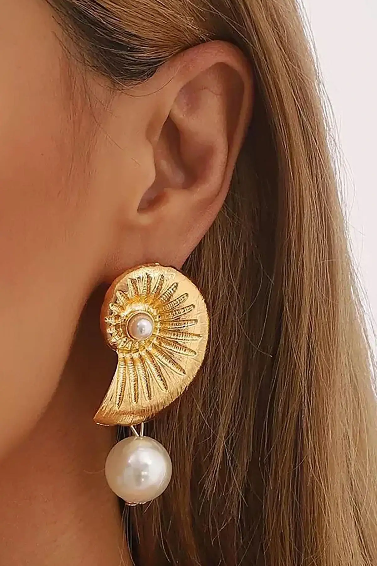 Altın Renk Salyangoz Figürlü İnci Detaylı Çelik Küpe (Çift)