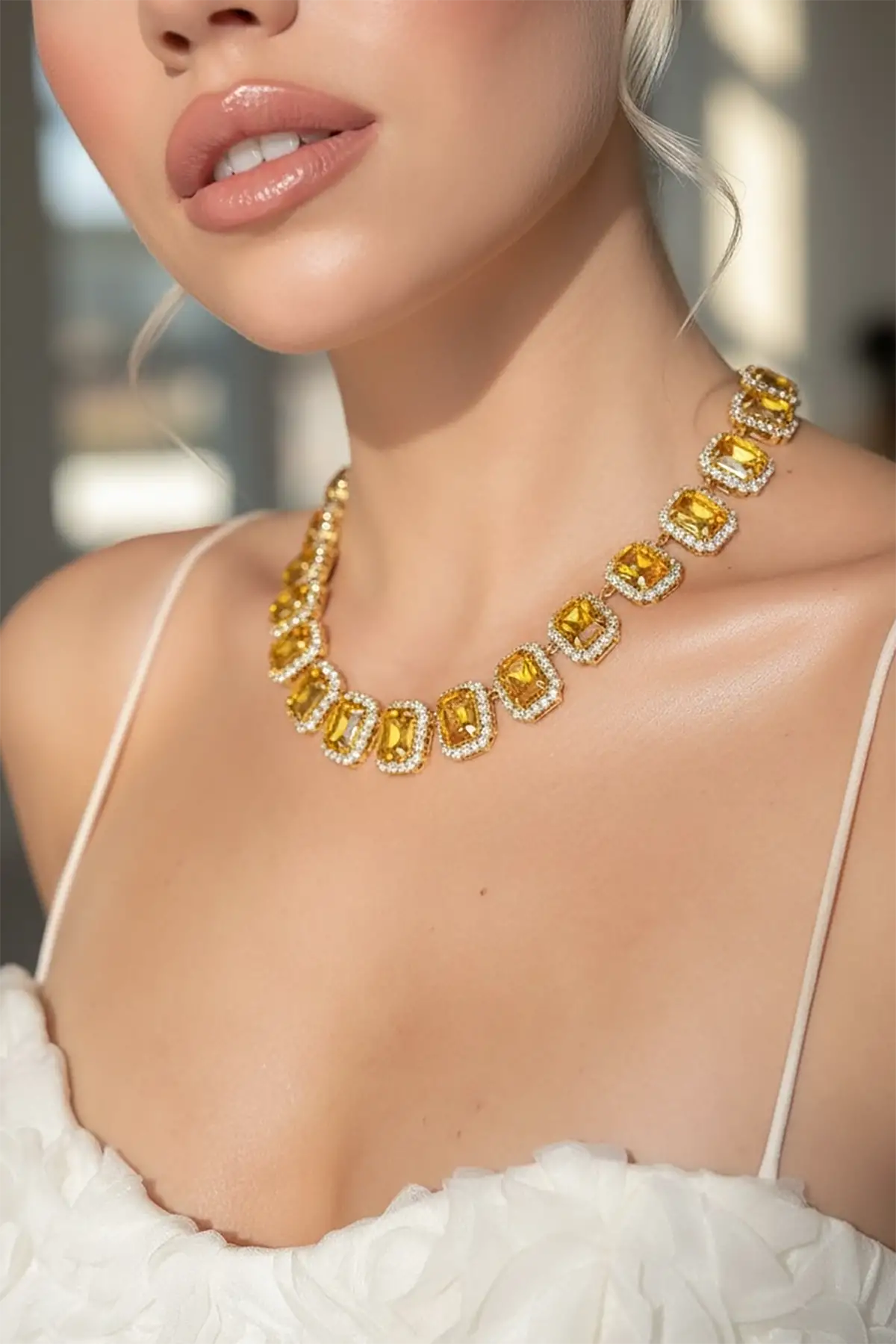 Altın Renk Sarı Taş Detaylı Tasarım Abiye Kolye