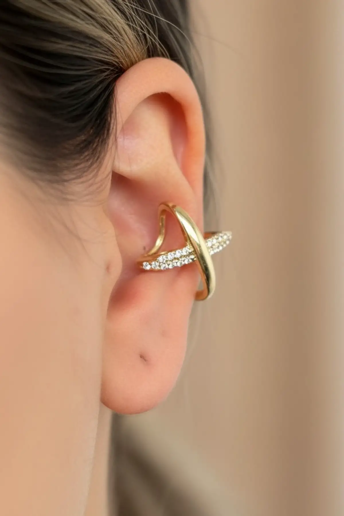 Altın Renk Taş Detaylı Çarpı Figürlü 14K Altın Kaplama TX Ear Cuff (Tek)