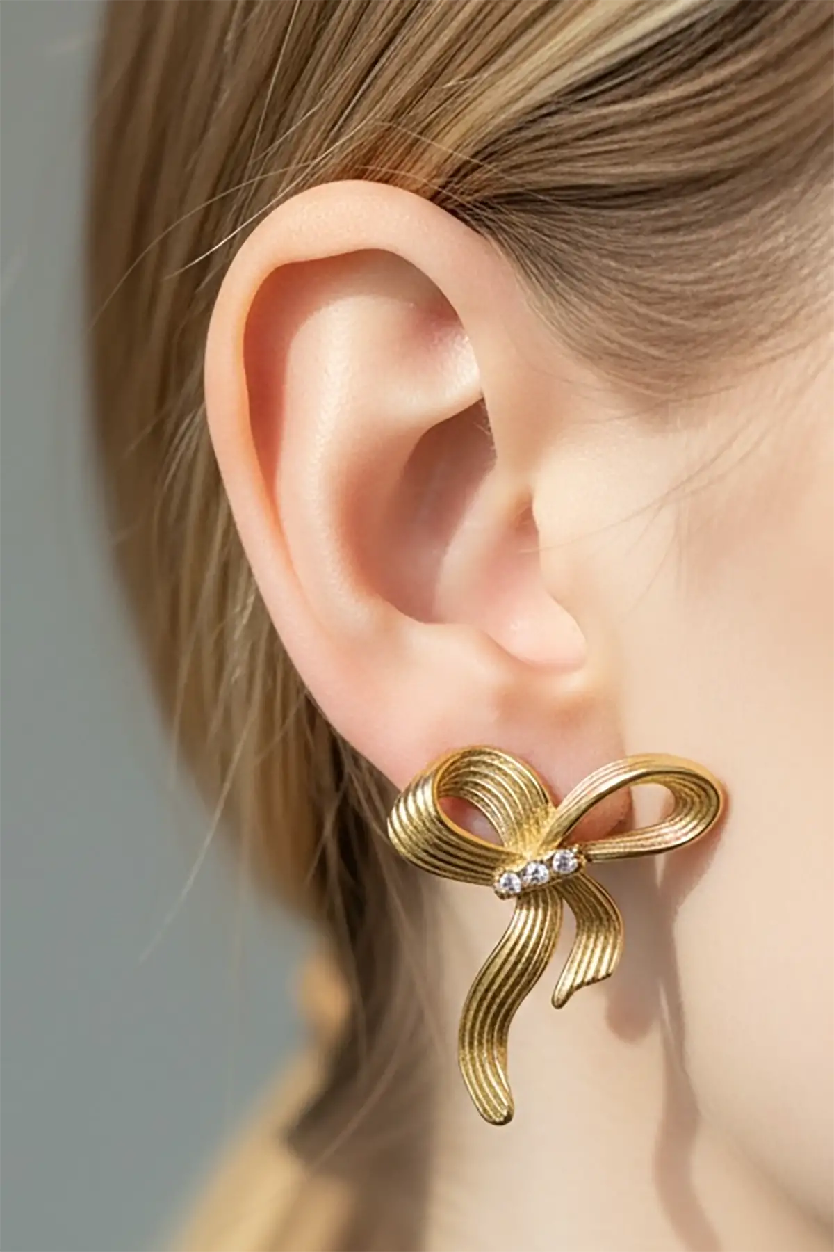 Altın Renk Taş Detaylı Çelik Küpe (Çift)