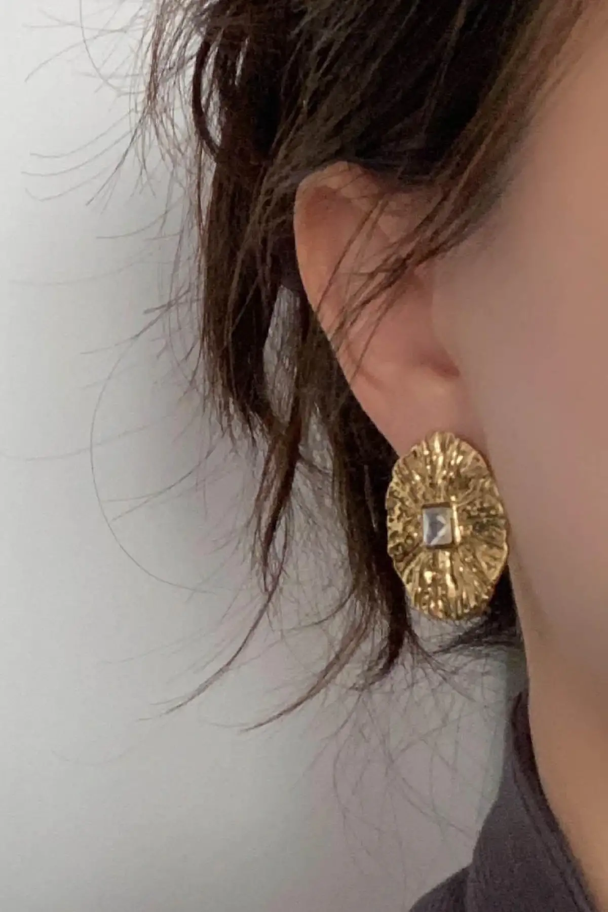 Altın Renk Taş Detaylı Çelik Küpe (Çift)