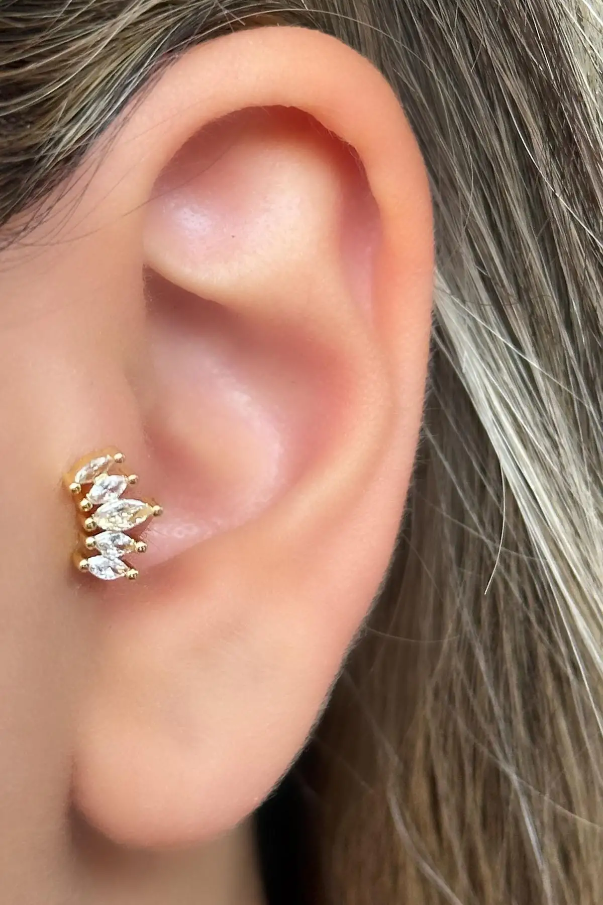 Altın Renk Taş Detaylı Çelik Tragus/Kıkırdak Küpe/Piercing (Tek)