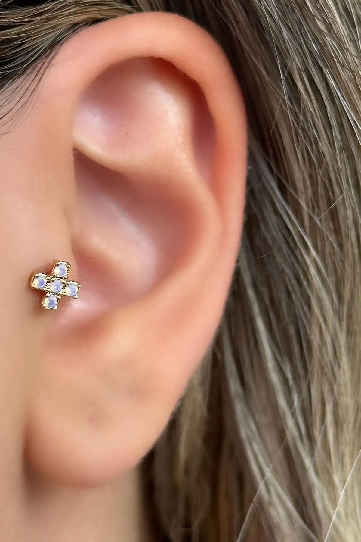 Altın Renk Taş Detaylı Çelik Tragus/Kıkırdak Küpe/Piercing (Tek)