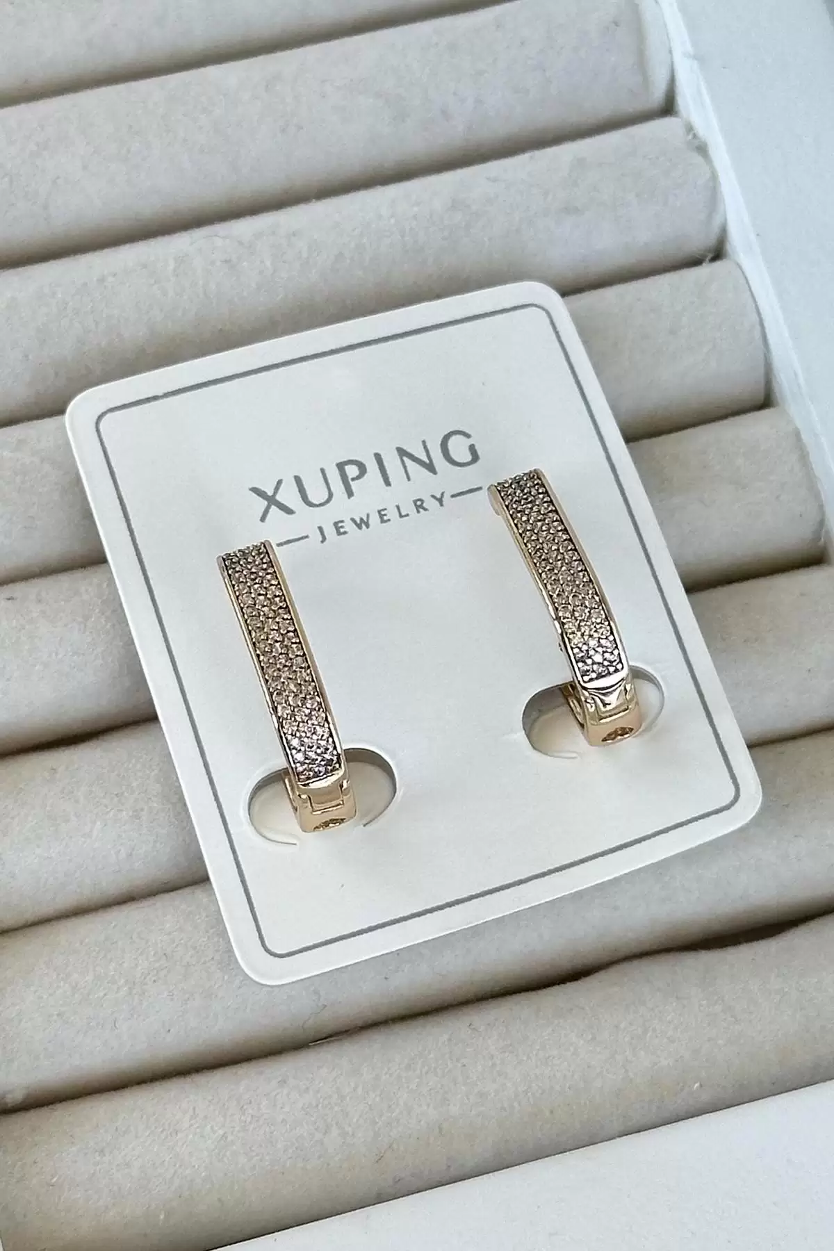Altın Renk Taş Detaylı Çelik Xupıng VİP Küpe