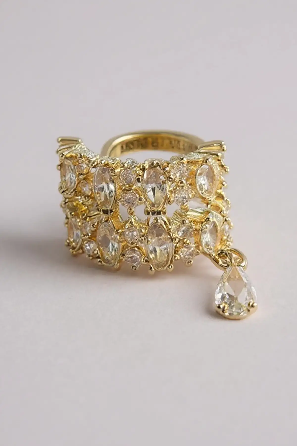 Altın Renk Taş Detaylı Ear Cuff (Tek)