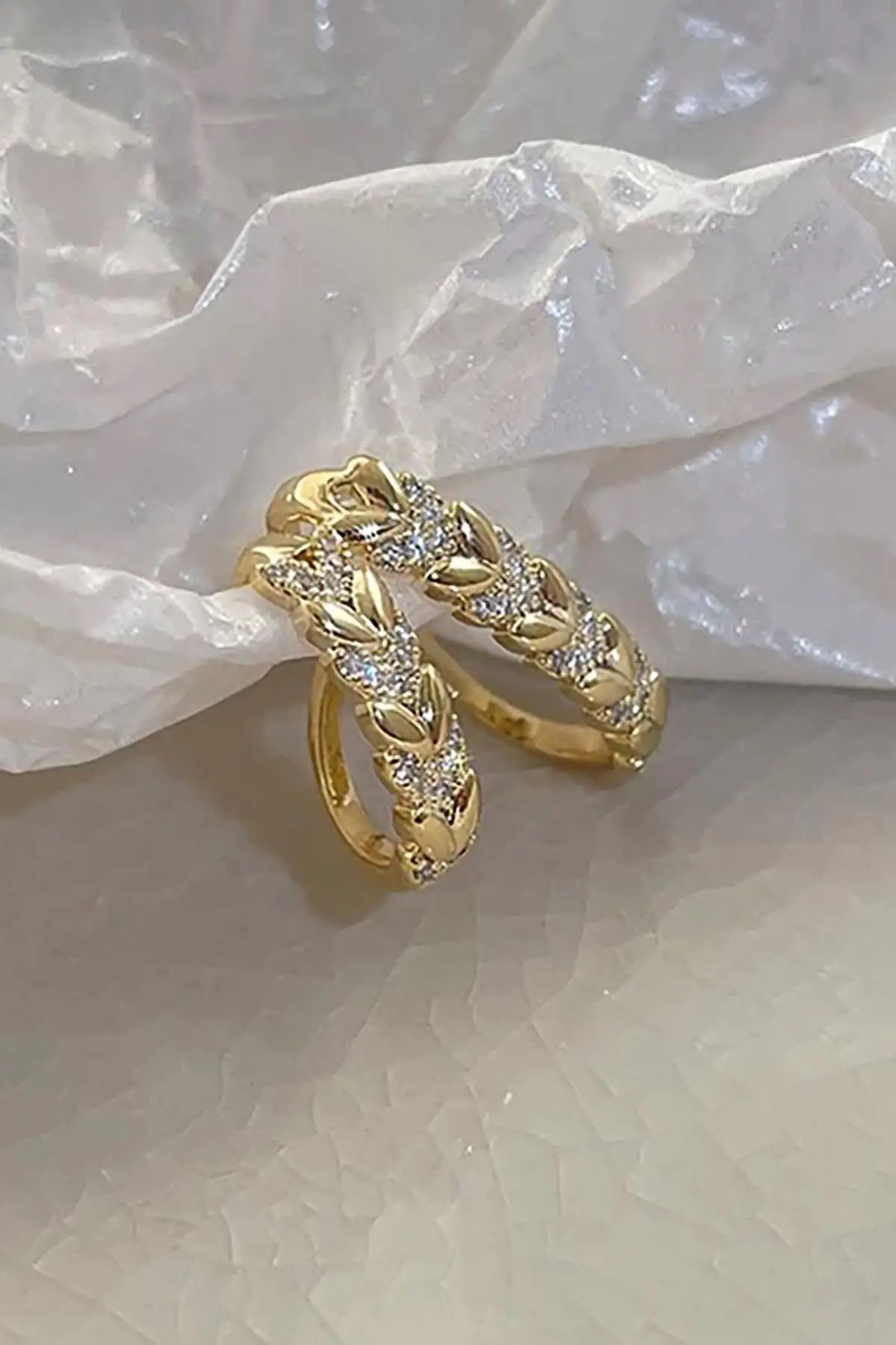 Altın Renk Taş Detaylı Ear Cuff (Tek)