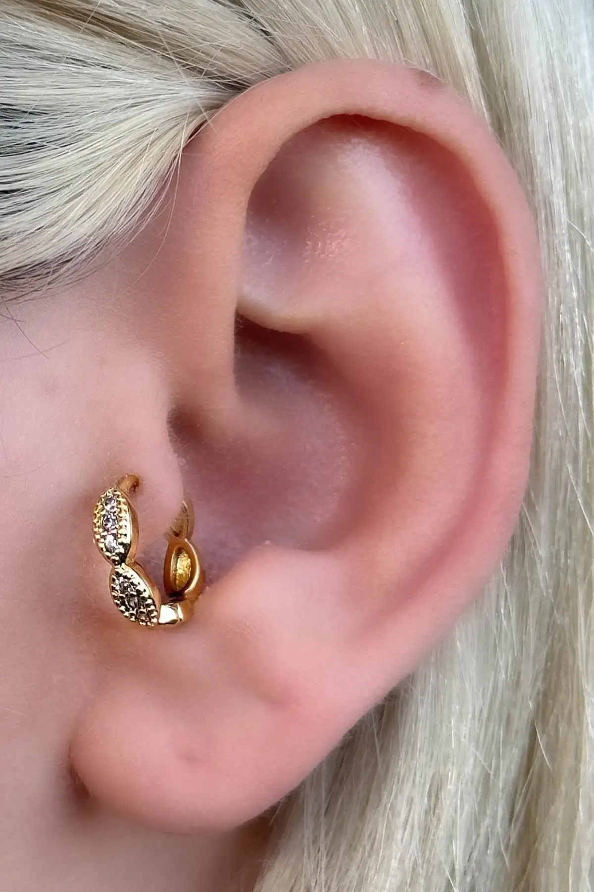 Altın Renk Taş Detaylı Halka Çelik Tragus/Kıkırdak Küpe/Piercing (Tek)
