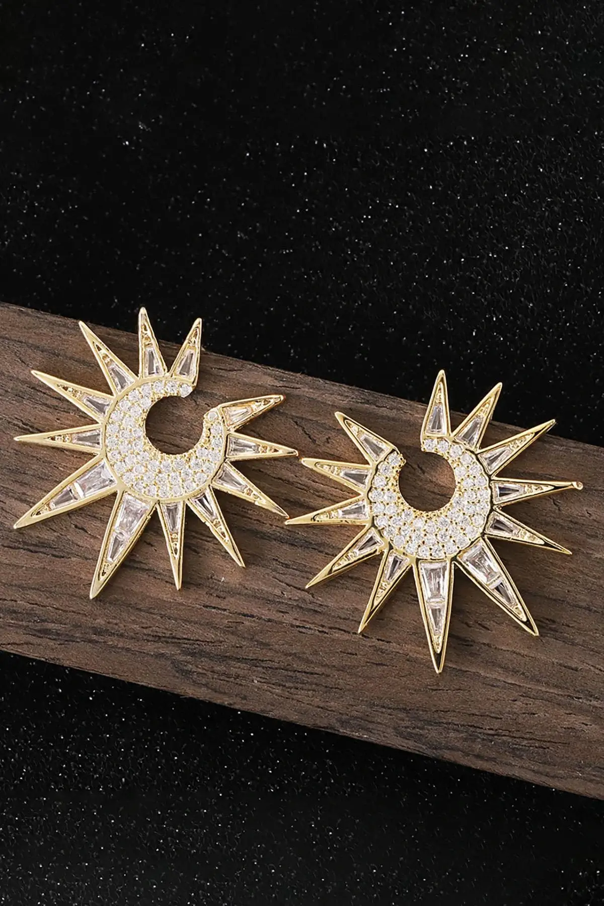 Altın Renk Taş Detaylı Küpe (Çift)