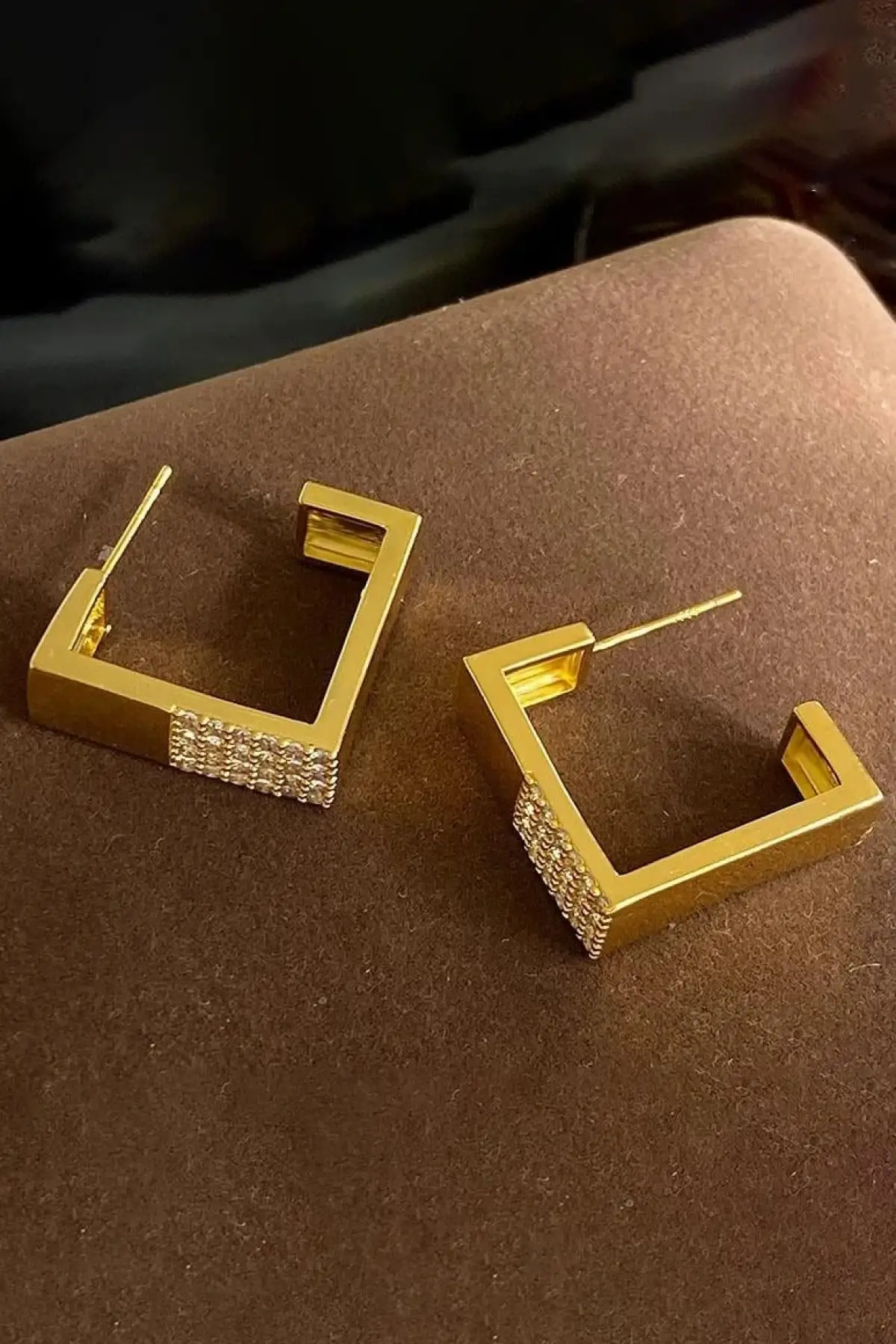 Altın Renk Taş Detaylı Küpe (Çift)