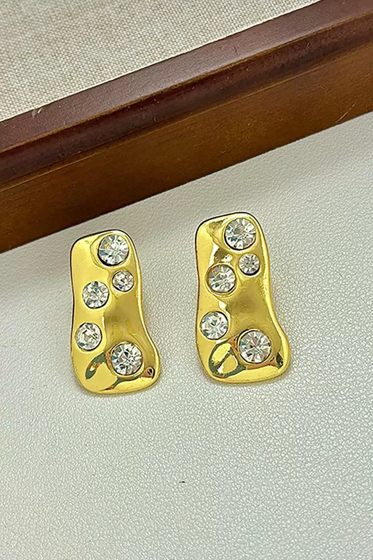Altın Renk Taş Detaylı Metal Küpe (Çift)