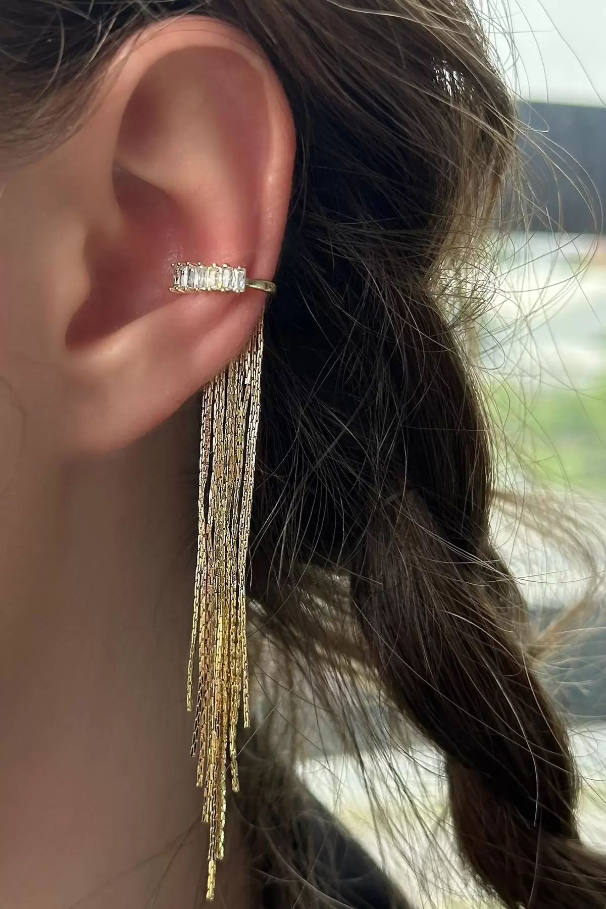 Altın Renk Taş Detaylı Sallantılı Ear Cuff (Tek)
