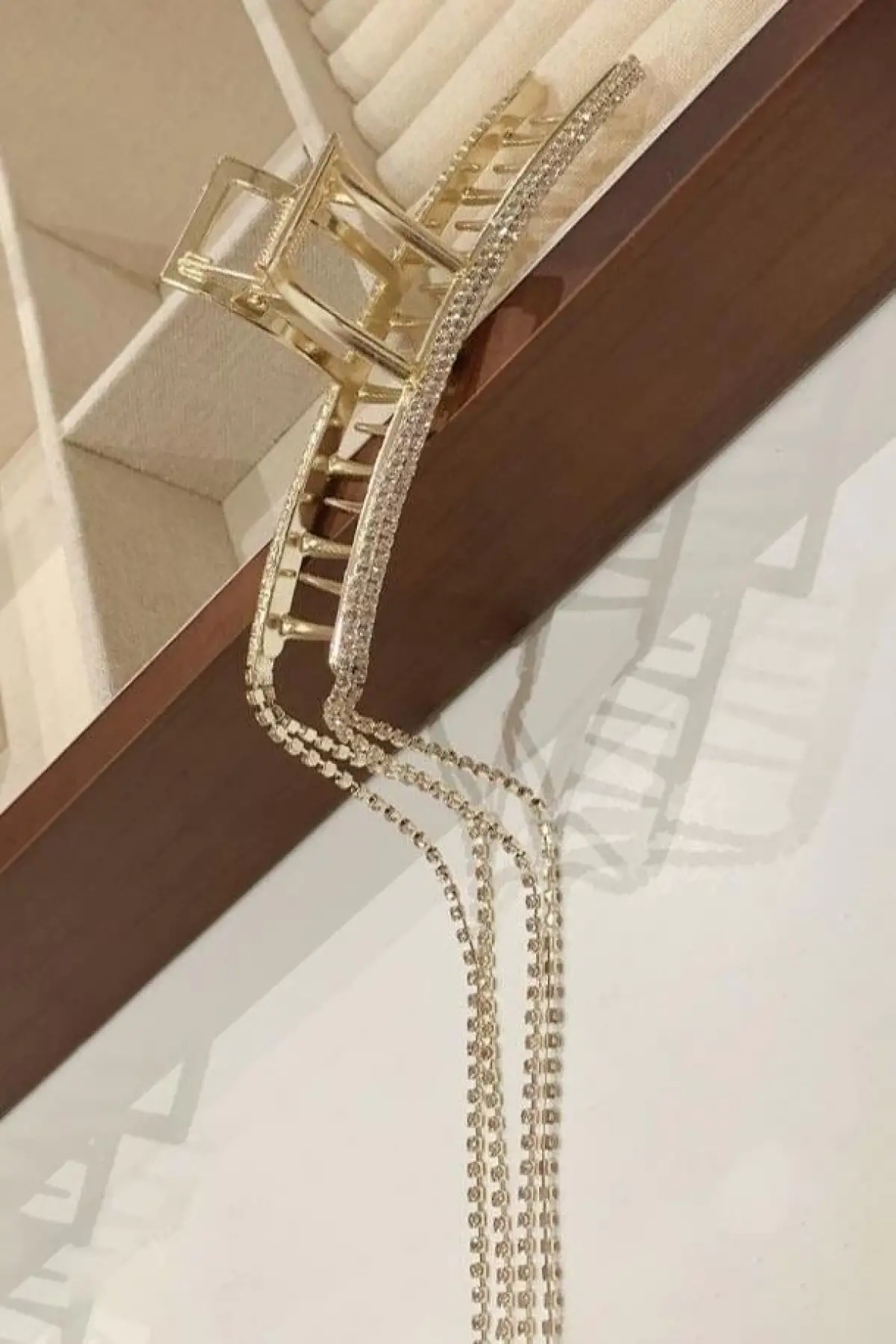 Altın Renk Taş Detaylı Sallantılı Metal Mandal Toka