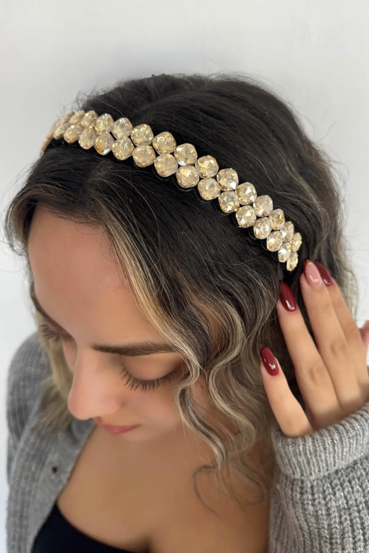 Altın Renk Taş Detaylı Taç