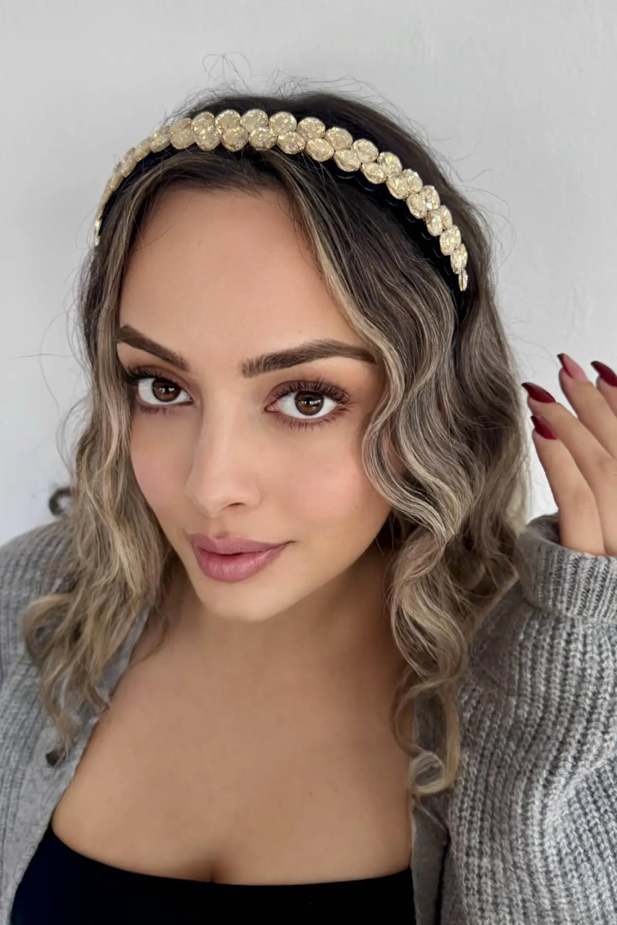 Altın Renk Taş Detaylı Taç