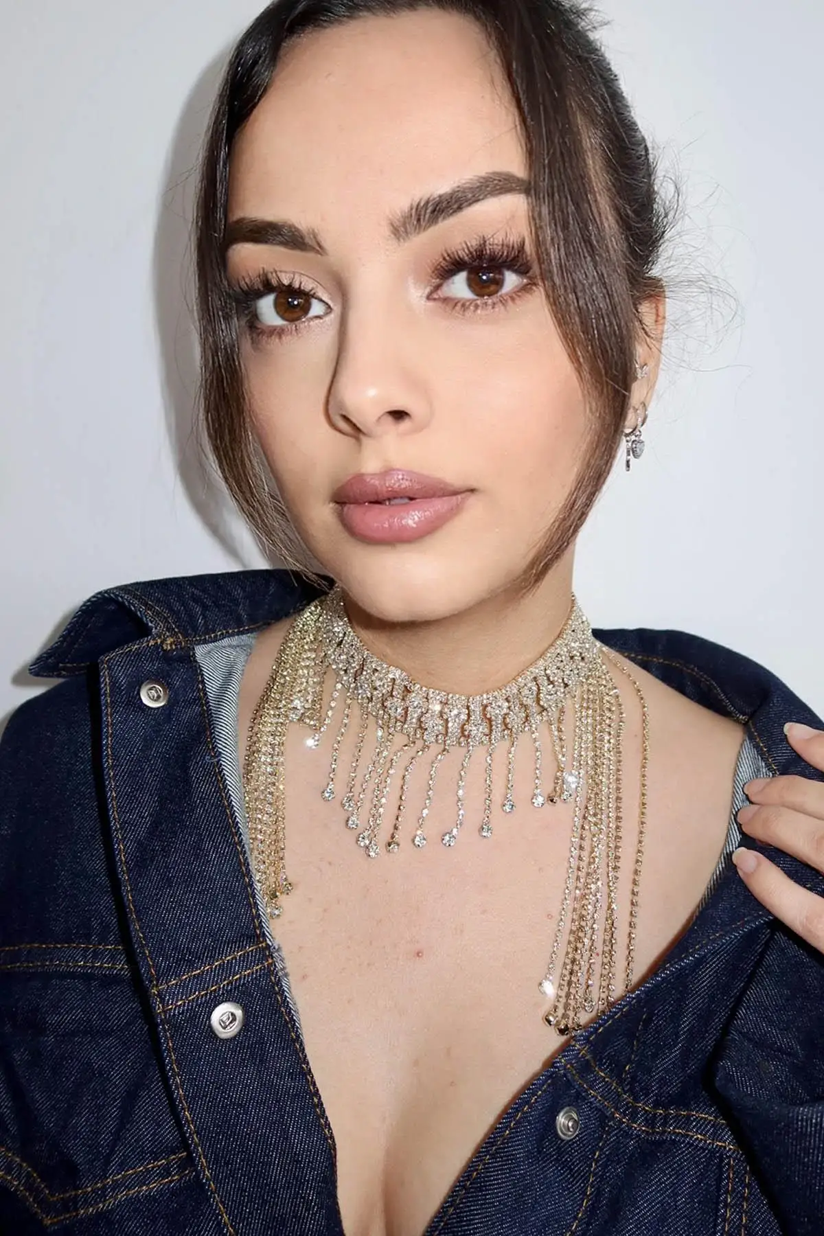 Altın Renk Taş Detaylı Tasarım Choker Kolye