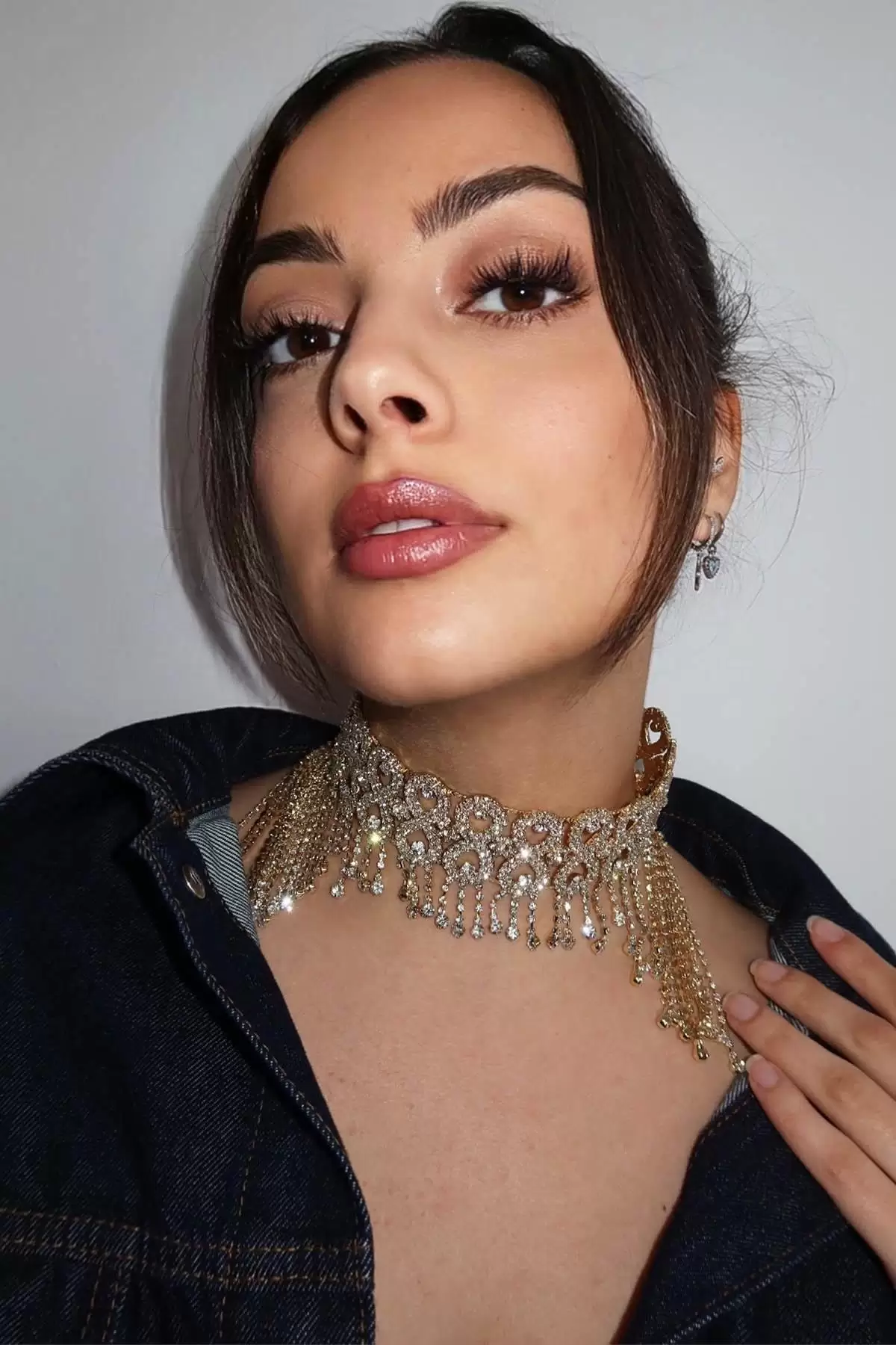 Altın Renk Taş Detaylı Tasarım Choker Kolye
