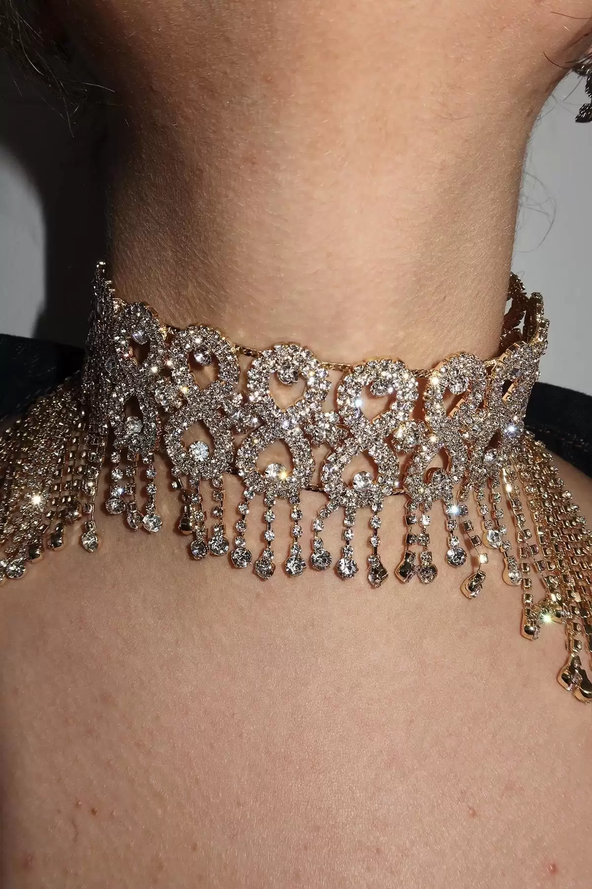 Altın Renk Taş Detaylı Tasarım Choker Kolye