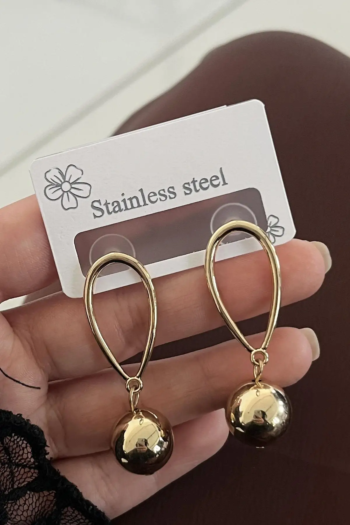 Altın Renk Top Detaylı Çelik Küpe (Çift)