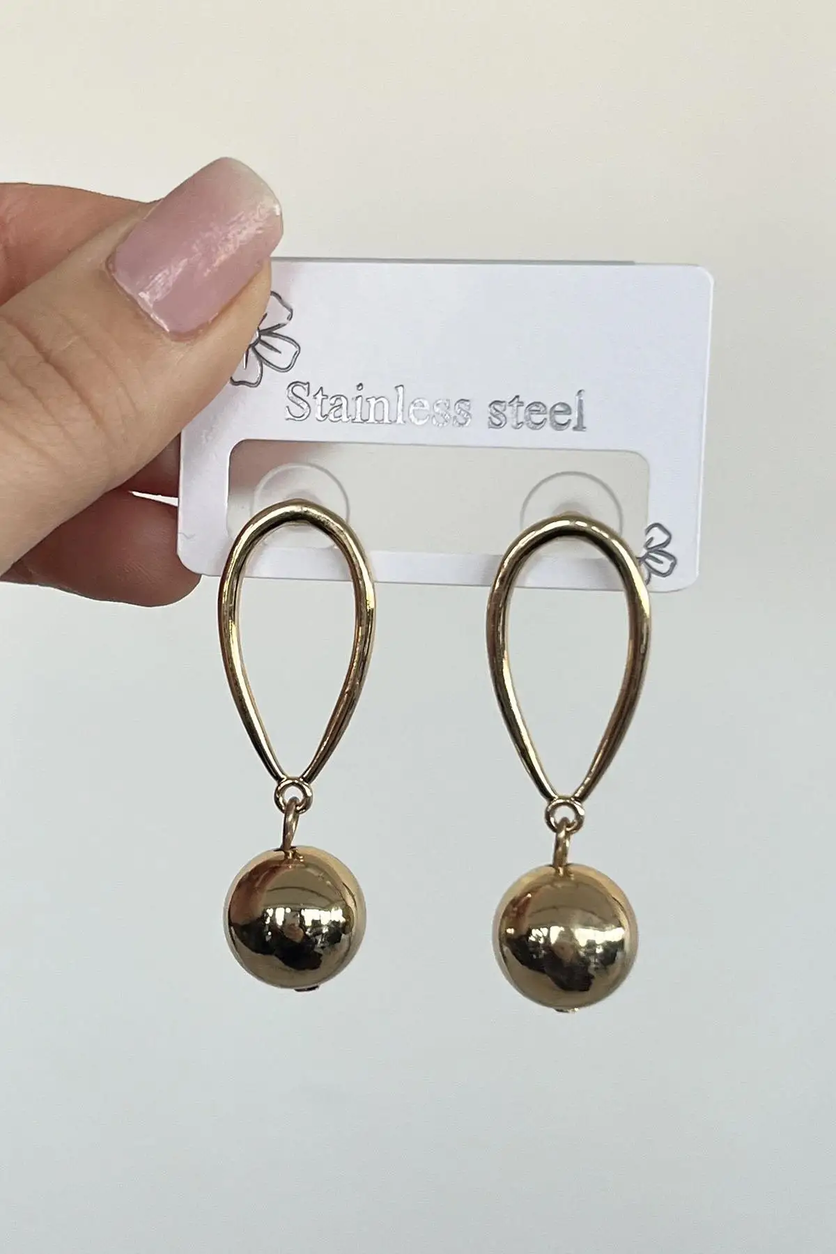 Altın Renk Top Detaylı Çelik Küpe (Çift)