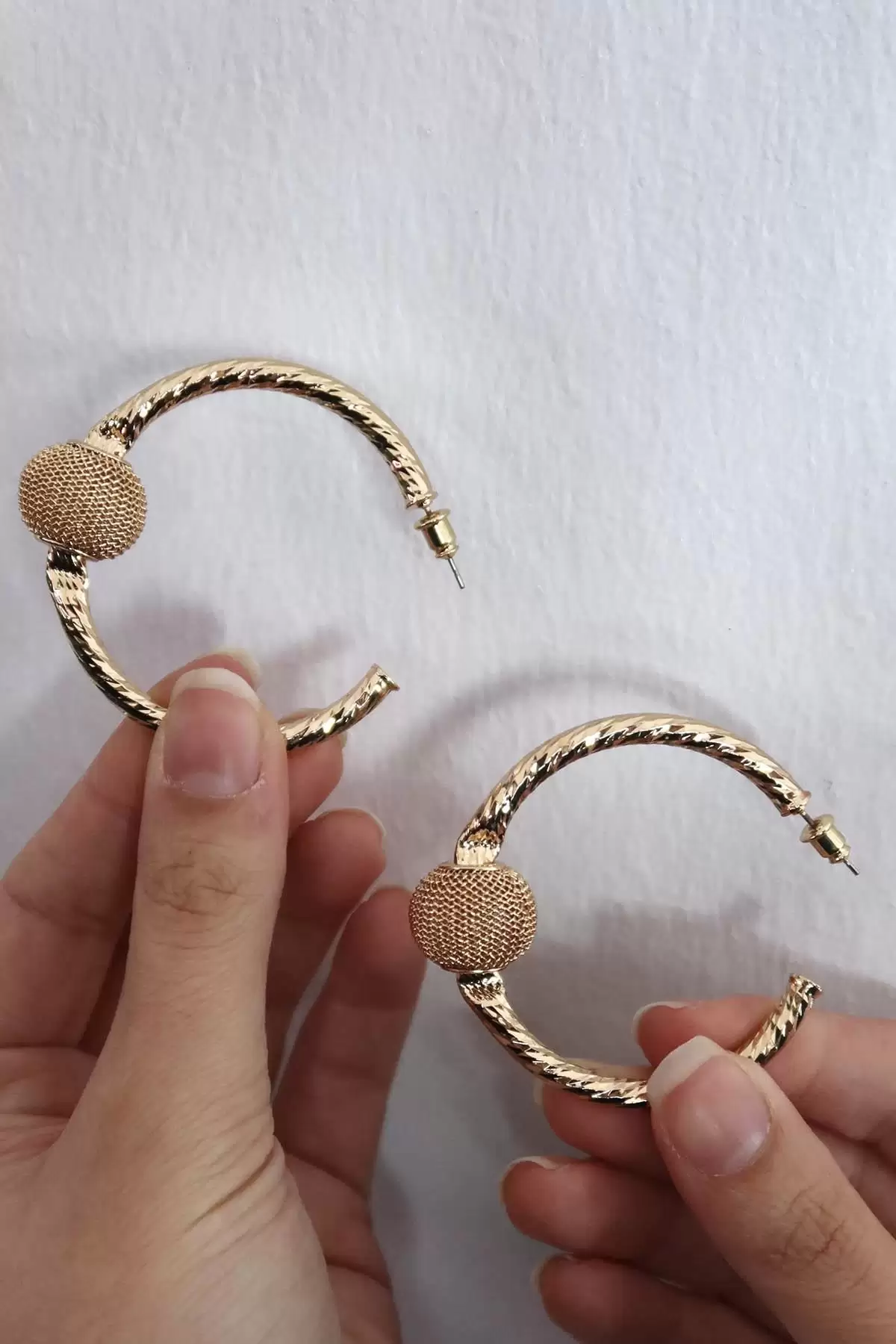 Altın Renk Top Detaylı Halka Küpe (Çift)