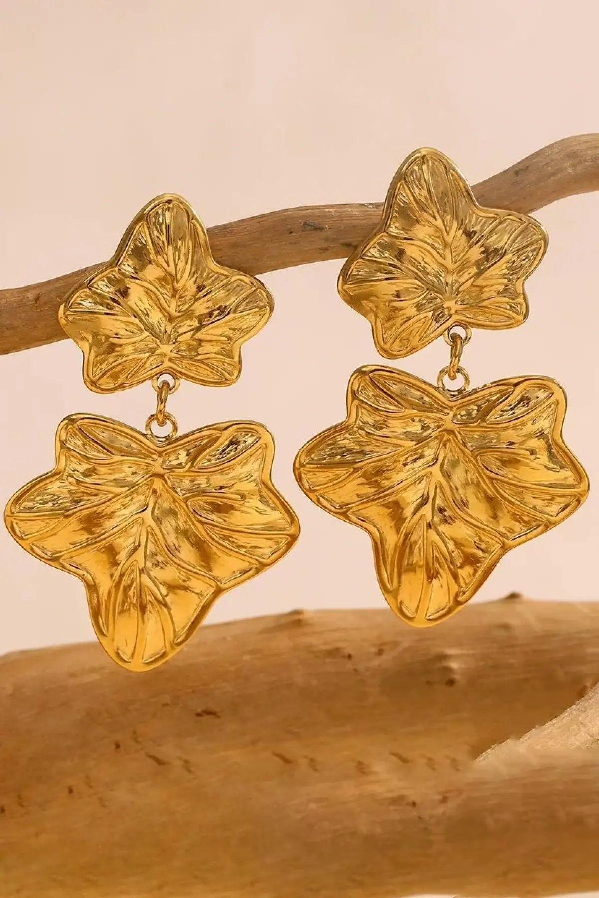 Altın Renk Yaprak Figürlü Çelik Küpe (Çift)