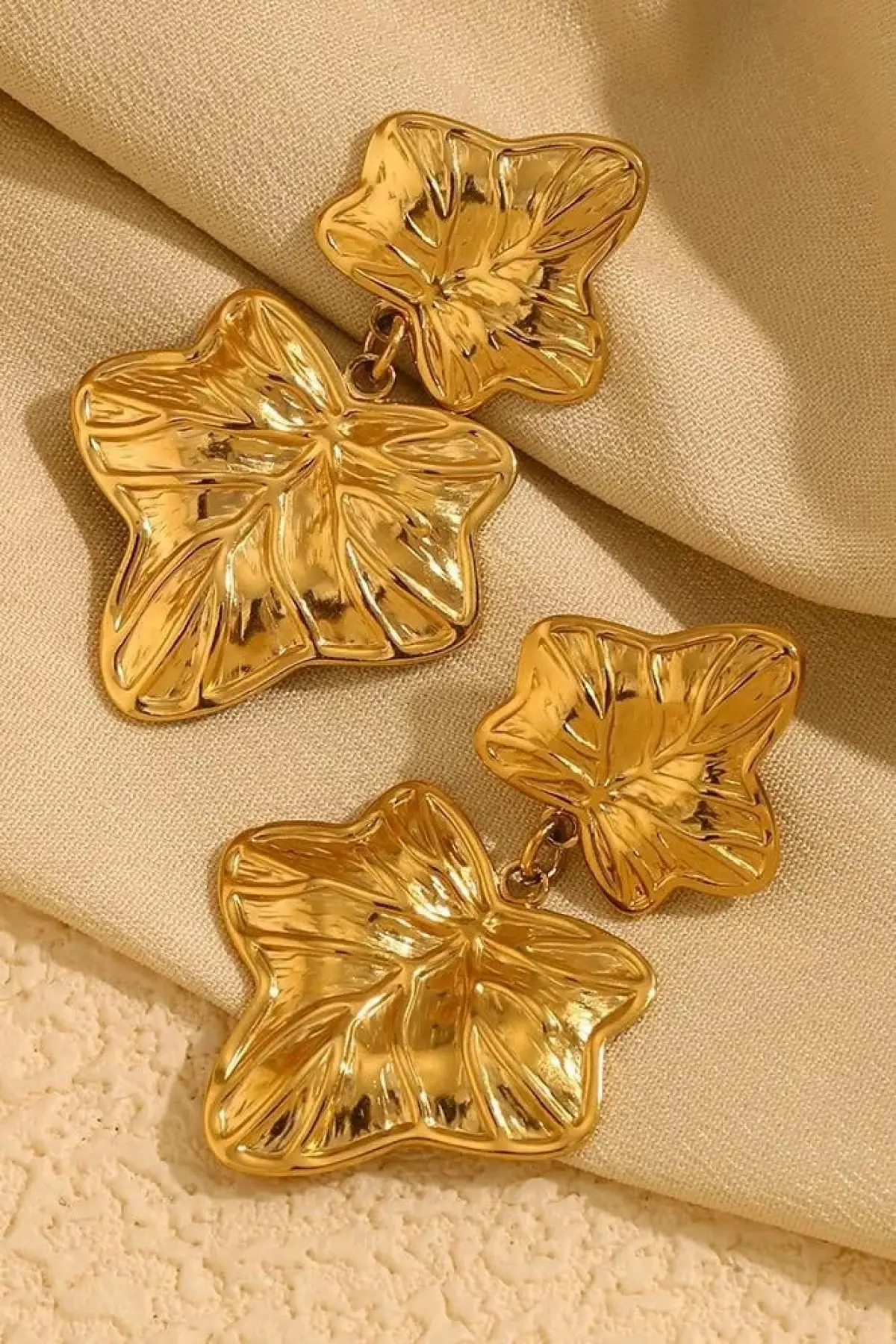 Altın Renk Yaprak Figürlü Çelik Küpe (Çift)