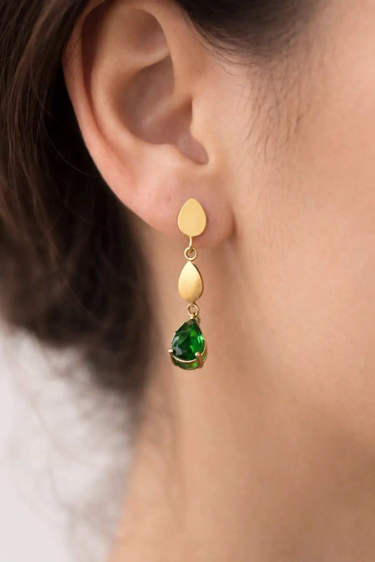 Altın Renk Yeşil Taş Detaylı Çelik Küpe (Çift)