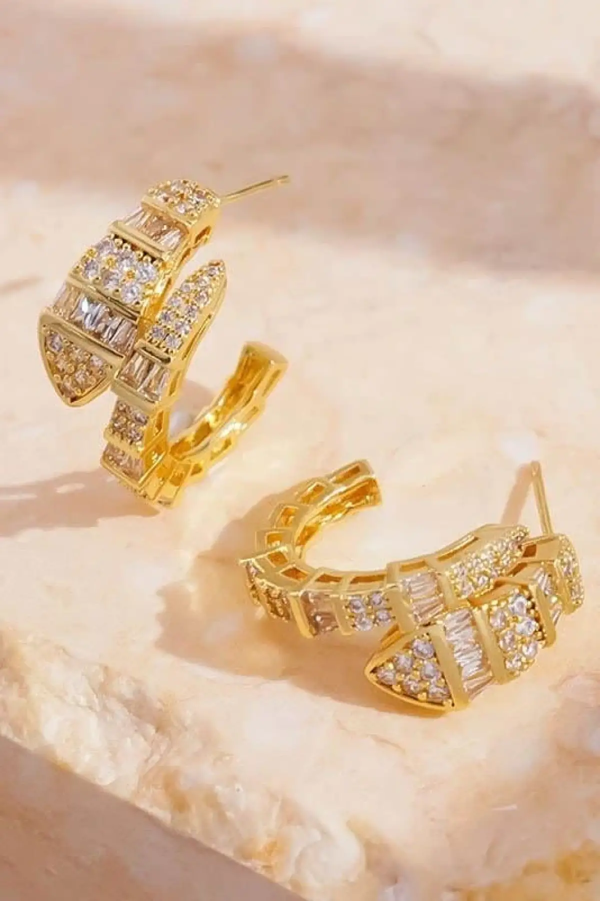 Altın Renk Yılan Figürlü Taş Detaylı 14K Altın Kaplama Küpe (Çift)