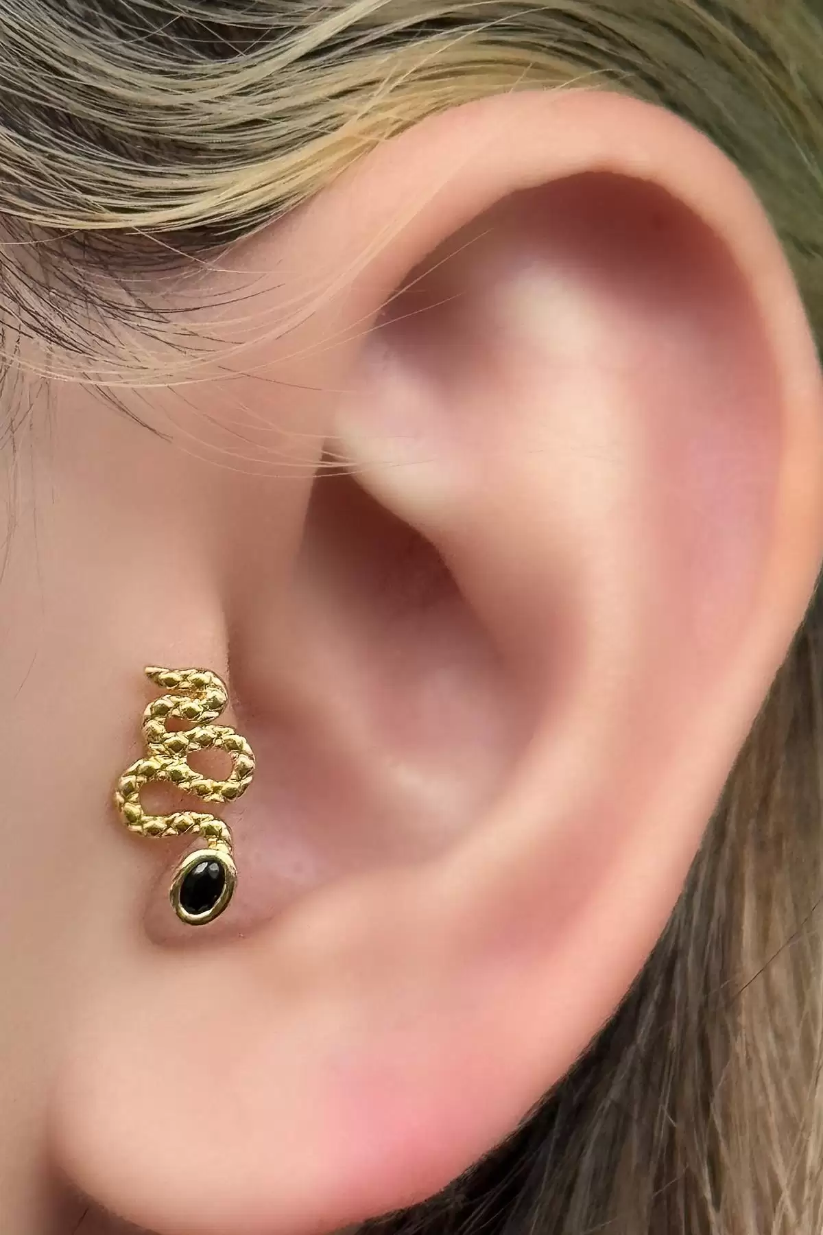 Altın Renk Yılan Figürlü Taşlı Cerrahi Çelik Tragus/Kıkırdak Küpe/Piercing (Tek)