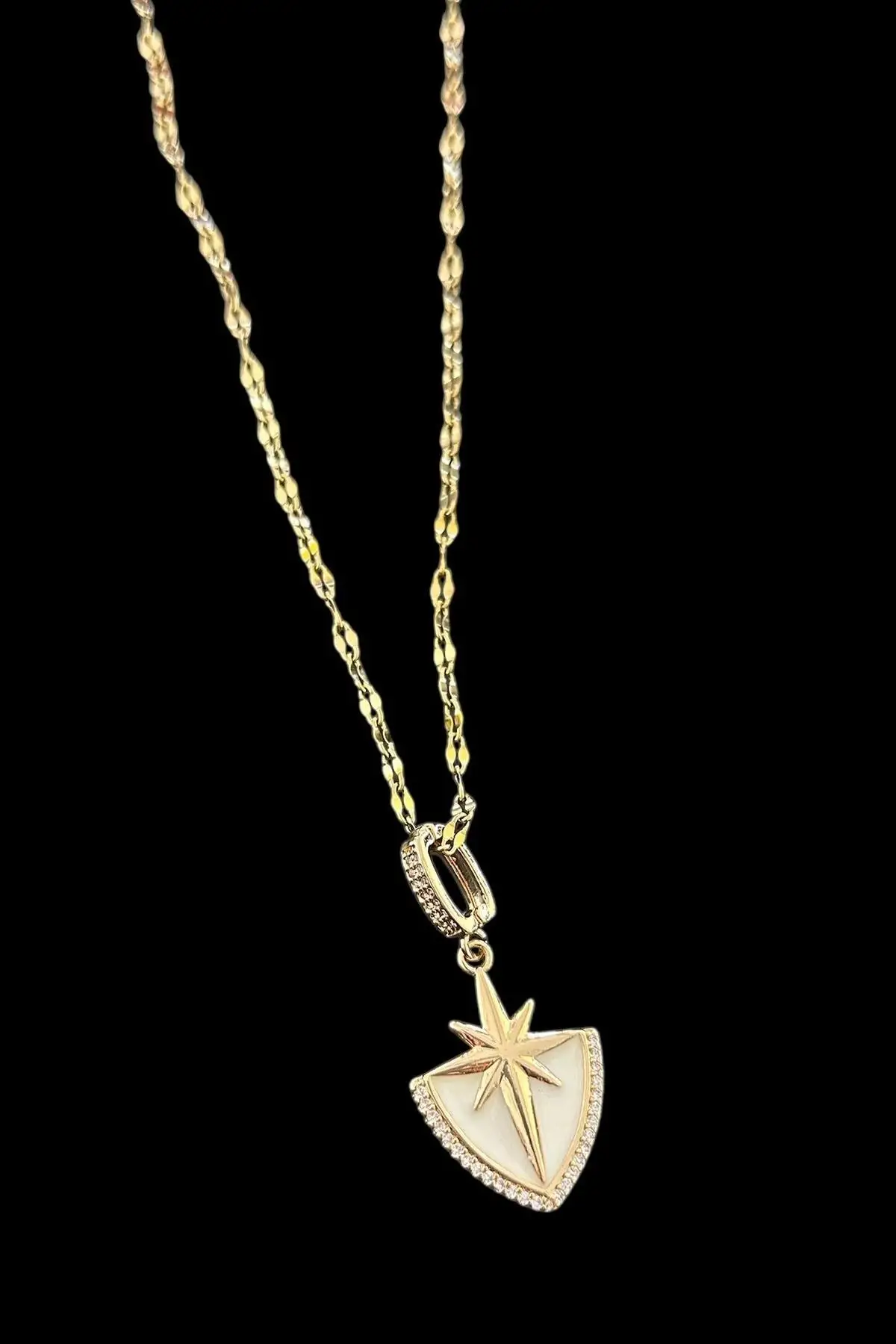 Altın Renk Yıldız Figürlü Çelik Kolye