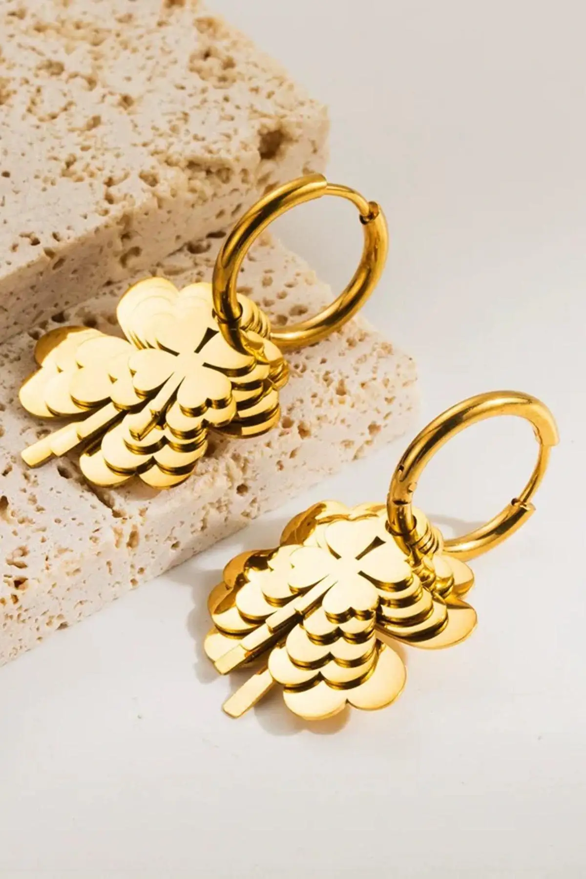 Altın Renk Yonca Figürlü Çelik Küpe (Çift)