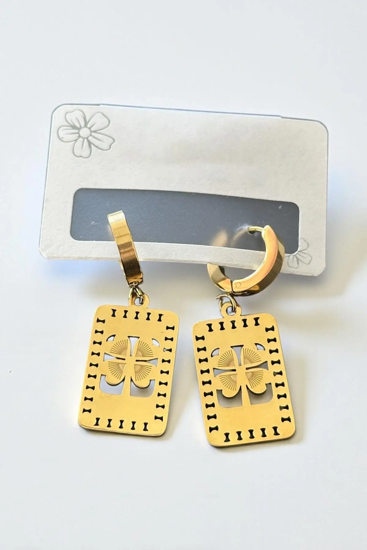 Altın Renk Yonca Figürlü Çelik Küpe (Çift)