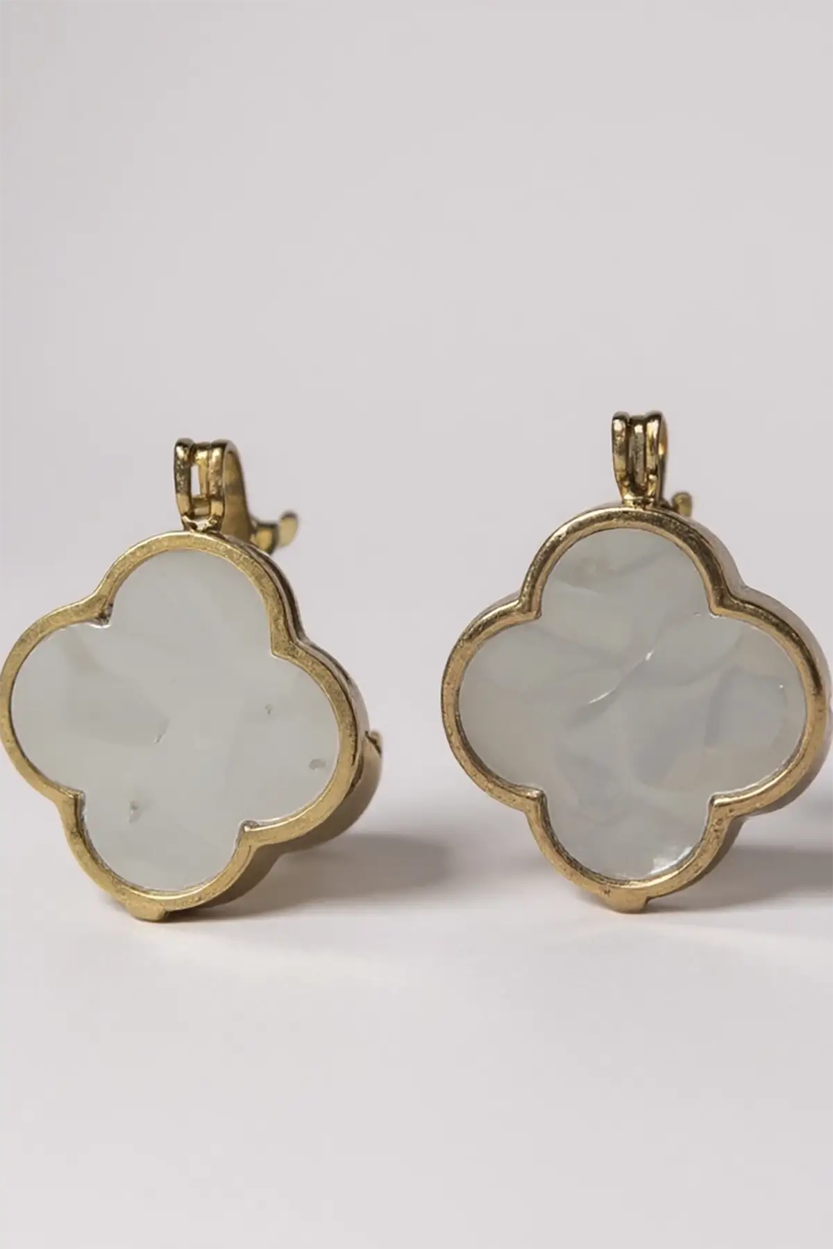 Altın Renk Yonca Figürlü Küpe (Çift)