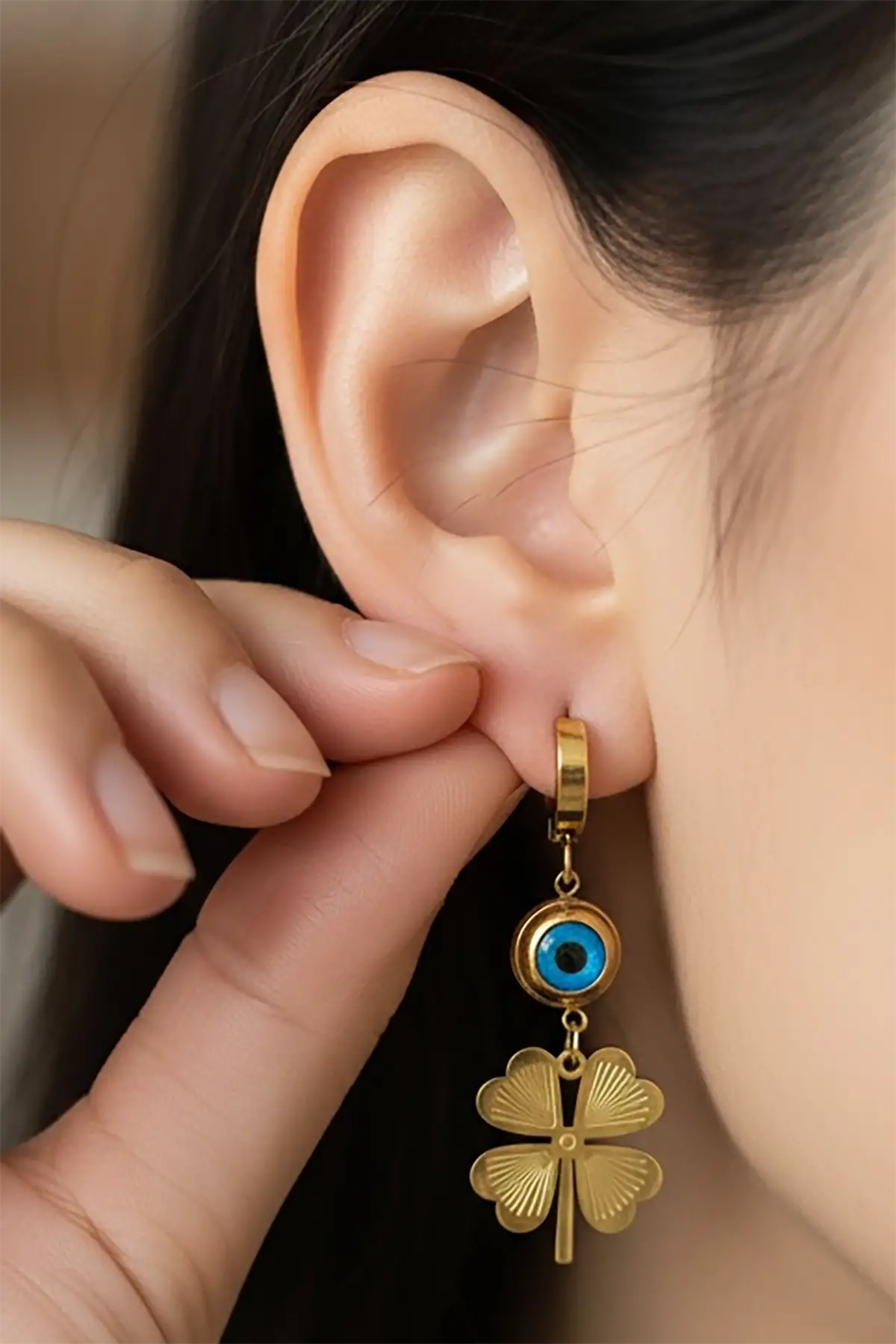 Altın Renk Yonca Figürlü Nazar Boncuk Detaylı Çelik Küpe (Çift)