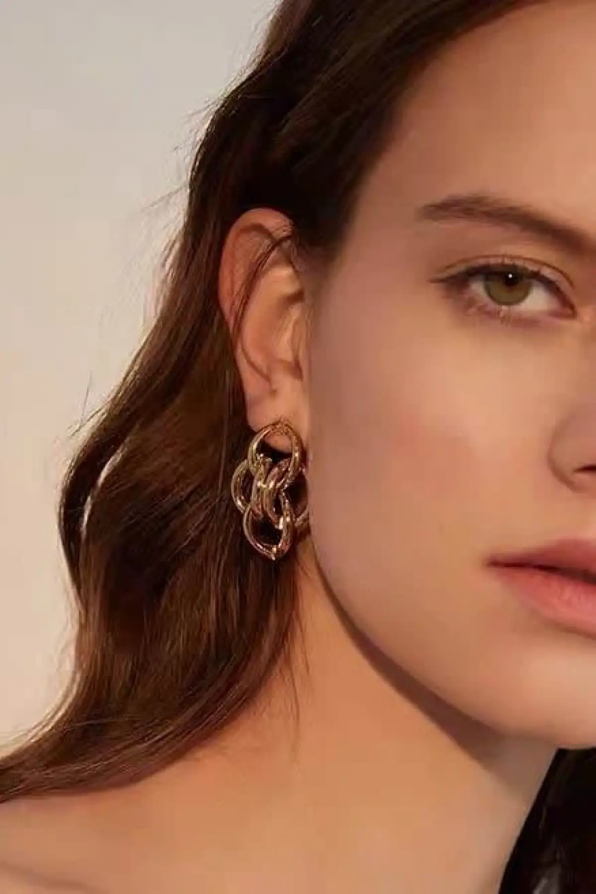 Altın Renk Zincir Detaylı Çelik Küpe (Çift)