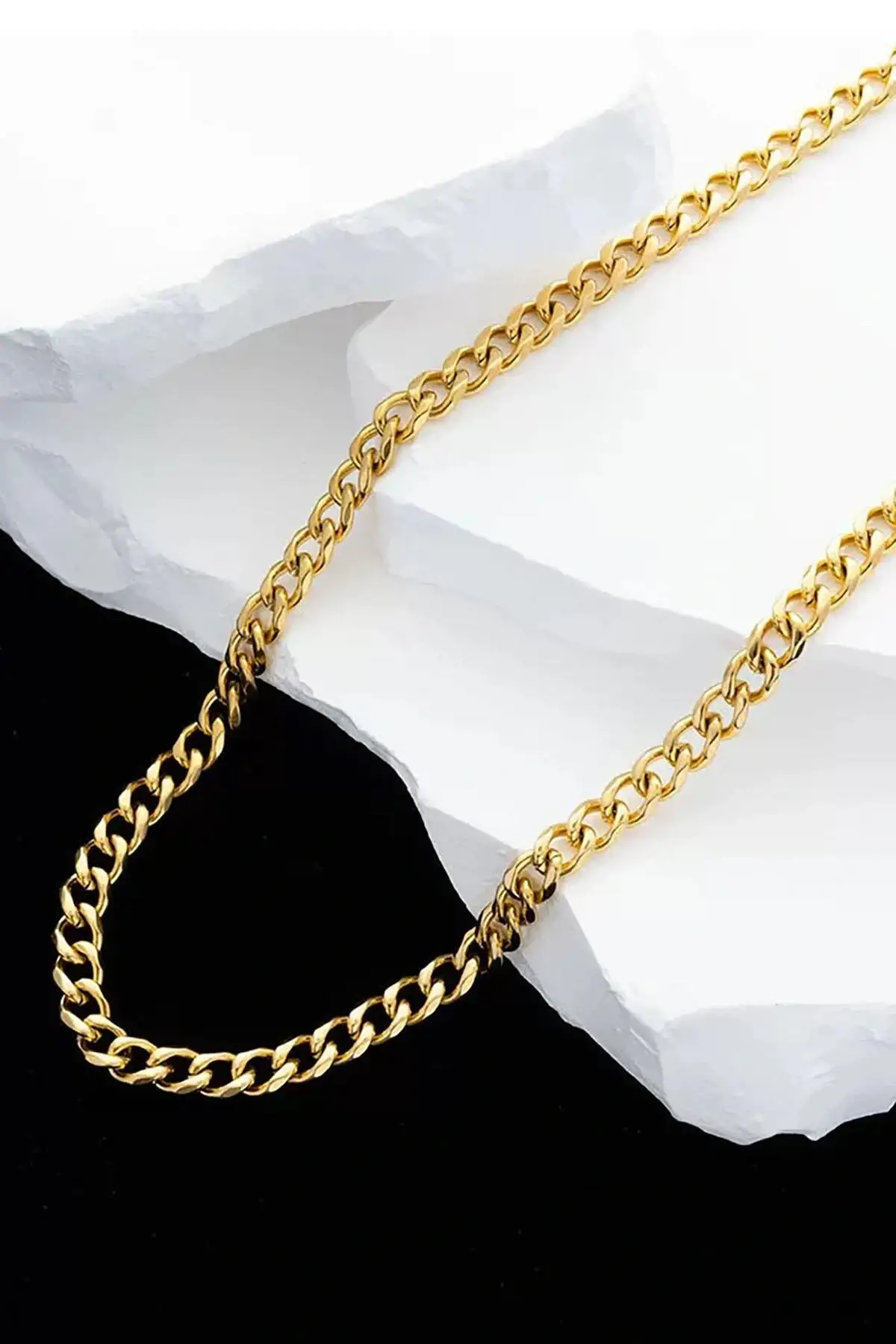 Altın Renk Zincir Detaylı Unisex Çelik Kolye