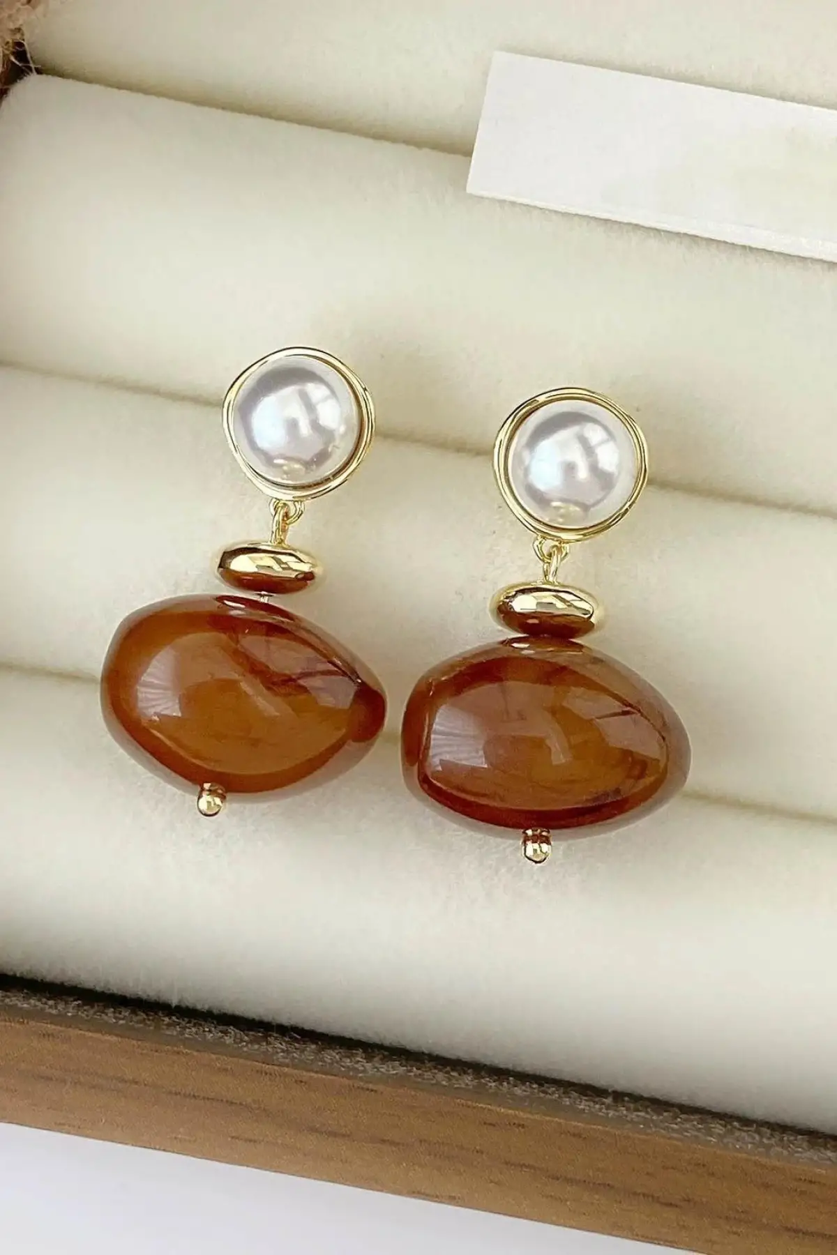 Altın Ve Kahve Renk İnci Detaylı Taşlı Küpe (Çift)