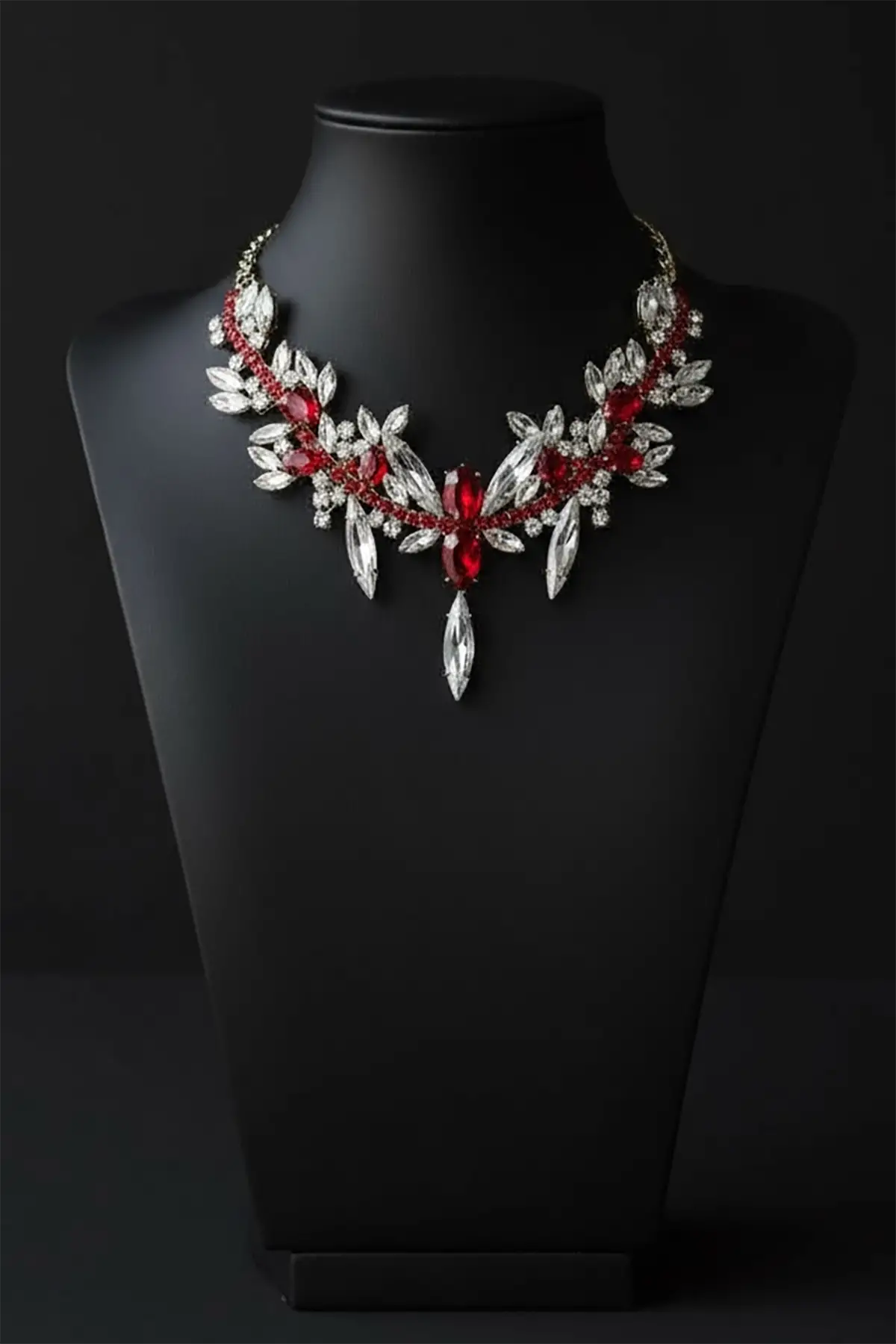 Altın Ve Kırmızı Renk Taş Detaylı Tasarım Abiye Kolye