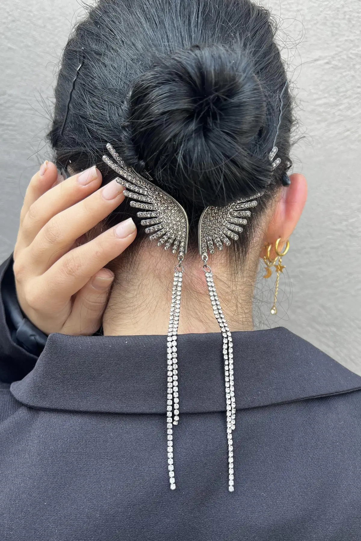 Antrasit Renk Melek Kanadı Figürlü İnci Ve Taş Detaylı Topuz Toka