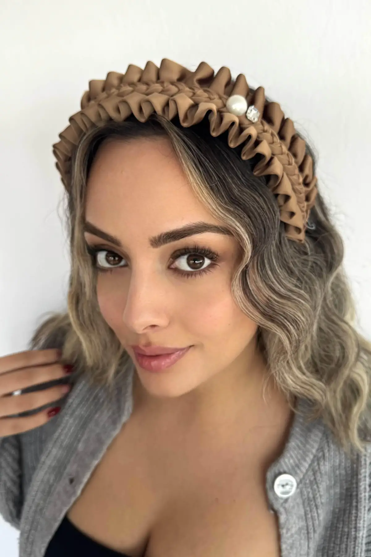 Bej Renk Taş Detaylı Büzgülü Taç