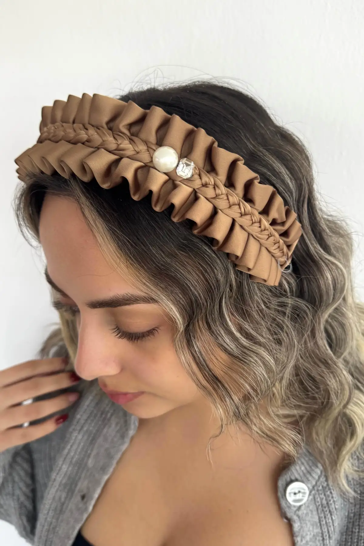 Bej Renk Taş Detaylı Büzgülü Taç