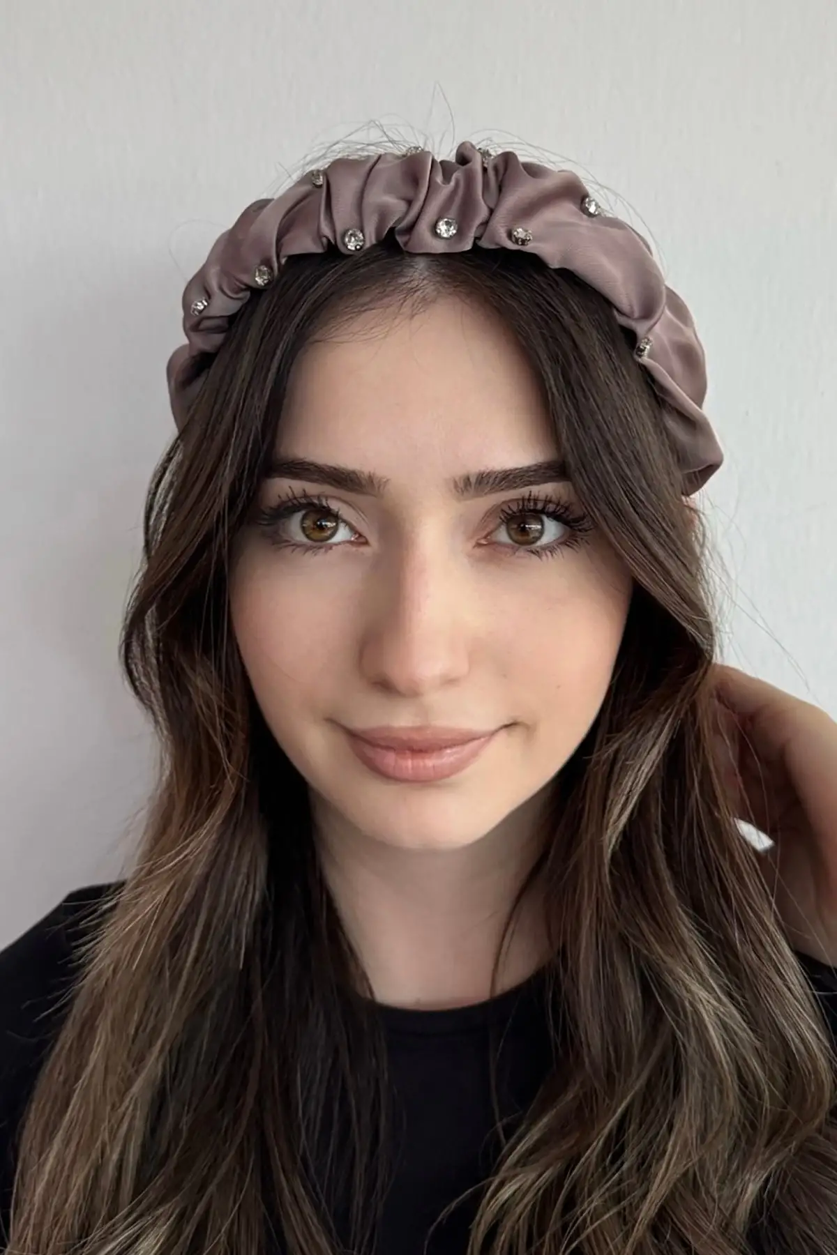 Bej Renk Taş Detaylı Büzgülü Taç