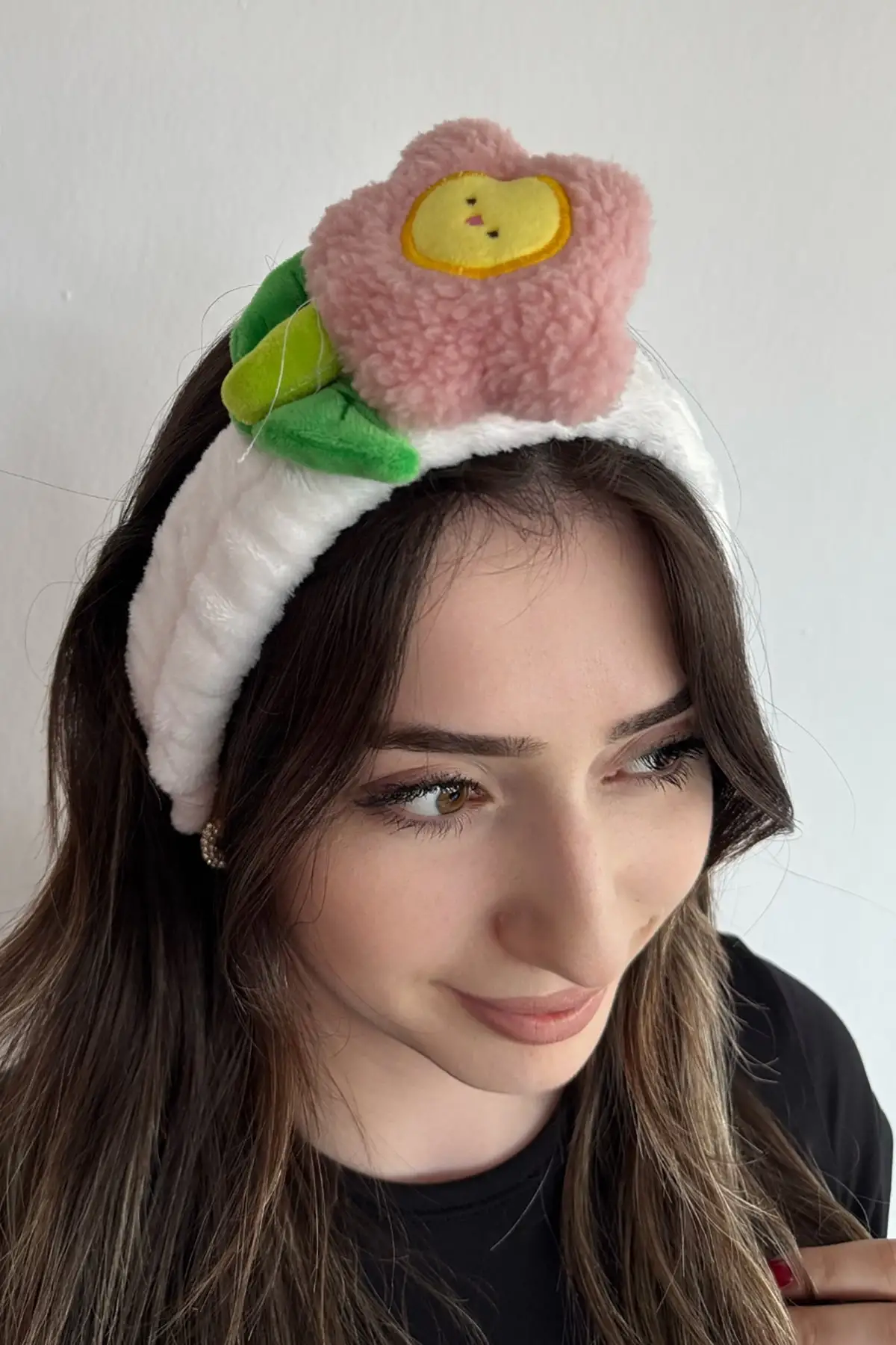 Beyaz Renk Çiçek Figürlü Peluş Saç Bandı