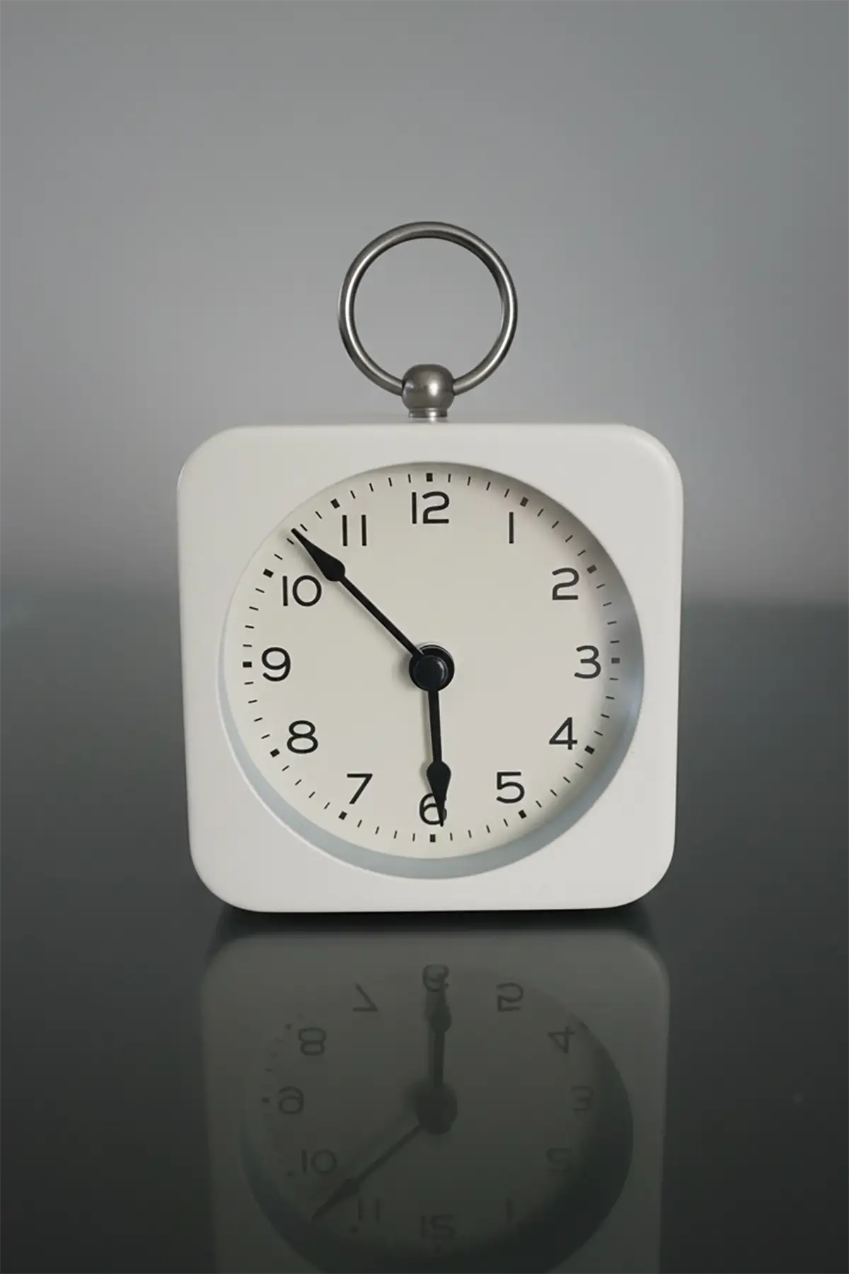 Beyaz Renk Dekoratif Işıklı Alarmlı Masa Saati