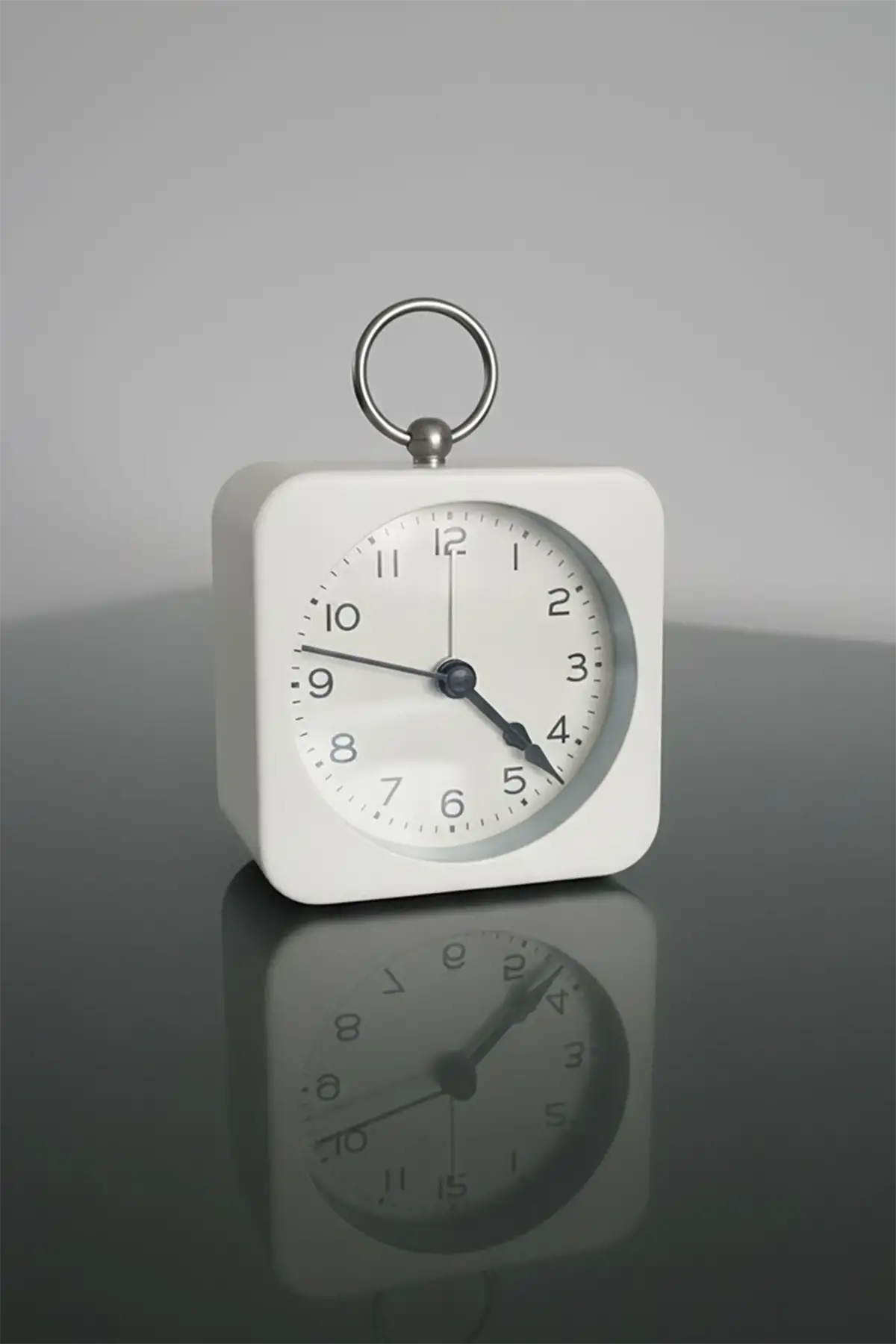 Beyaz Renk Dekoratif Işıklı Alarmlı Masa Saati