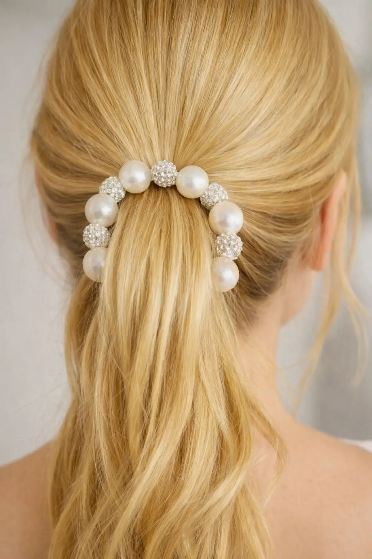 Beyaz Renk İnci Ve Taş Detaylı Lastik Toka