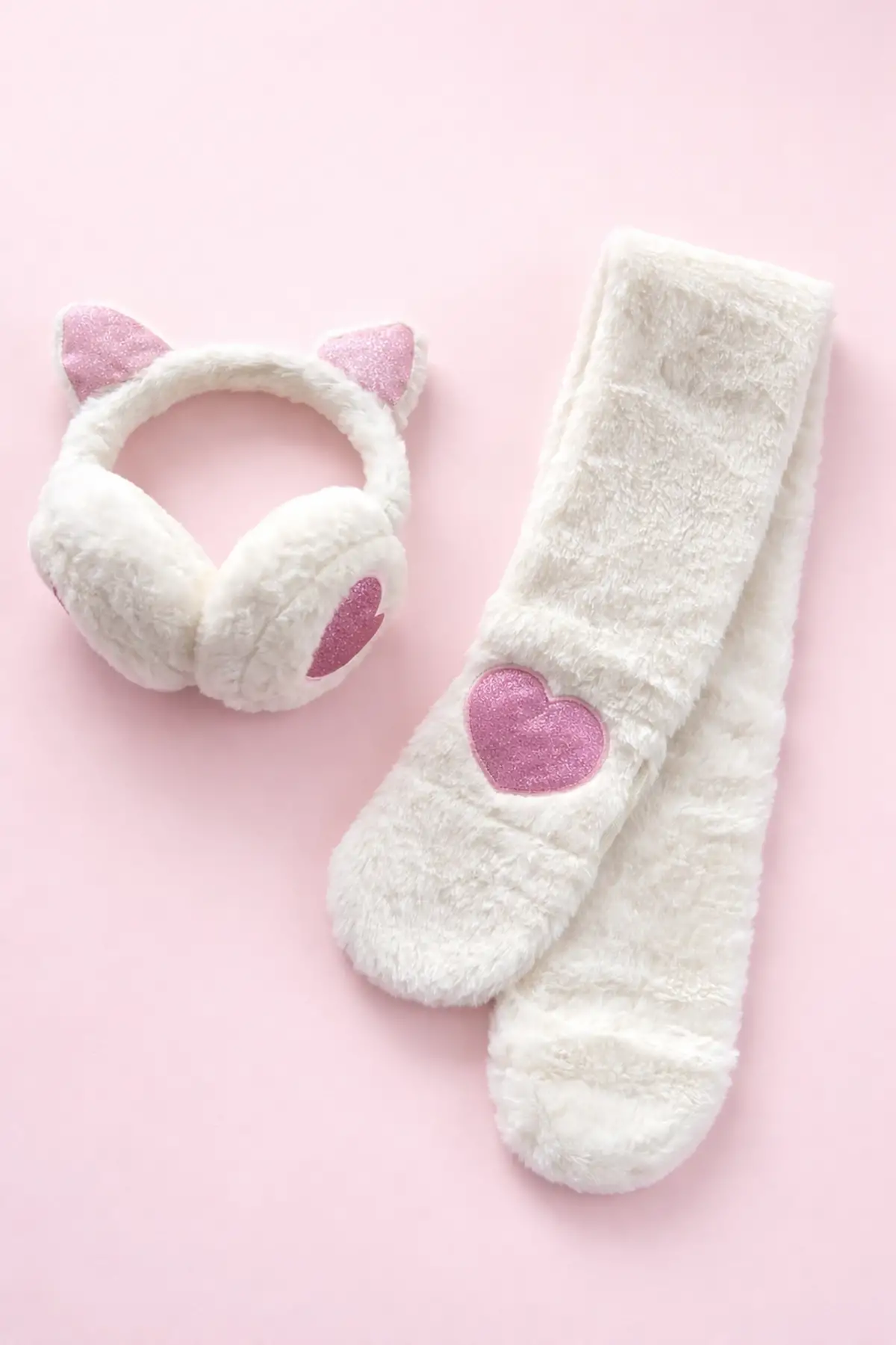 Beyaz Renk Kalp Detaylı Peluş Atkı Ve Kulaklık Set