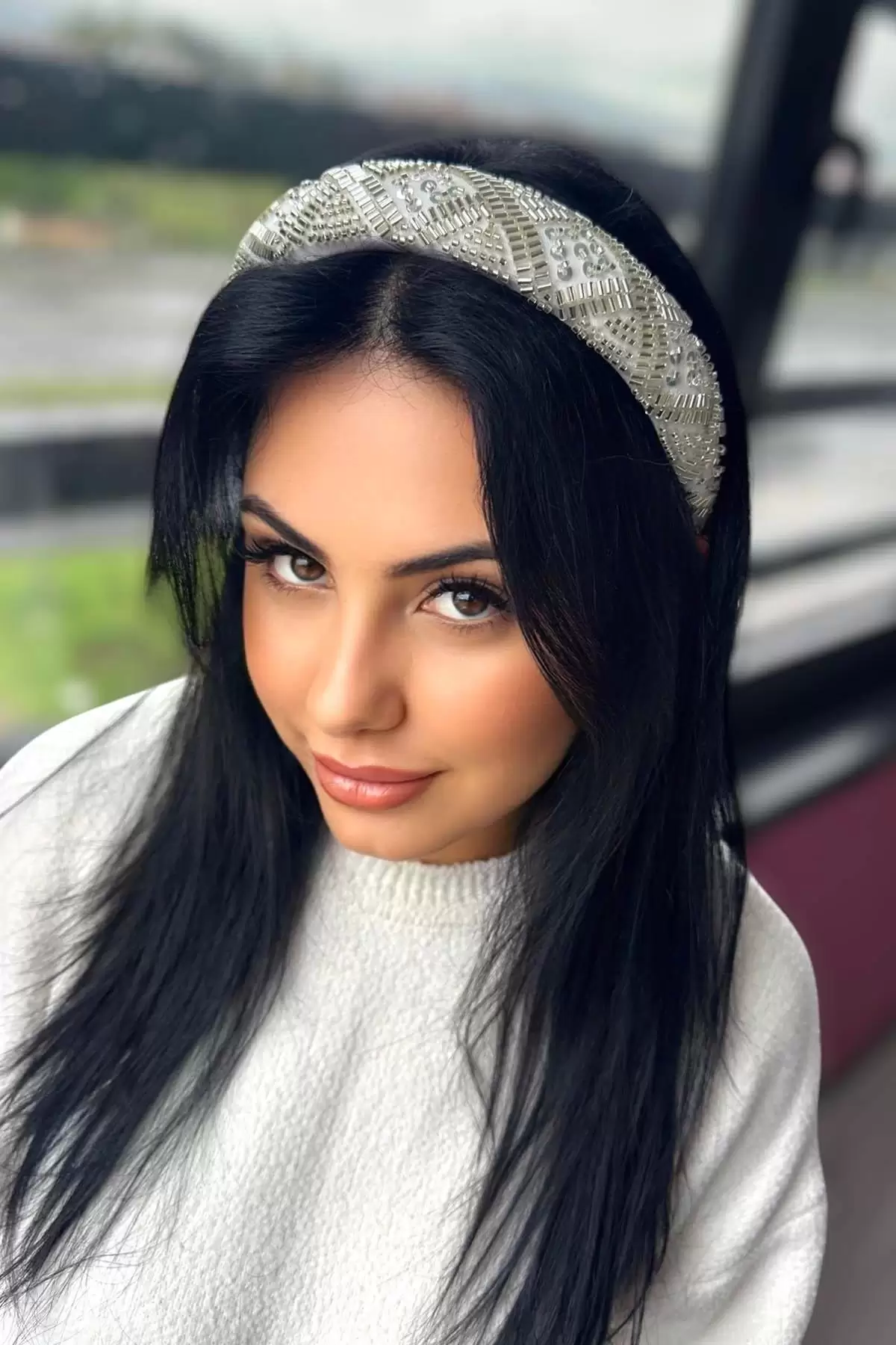 Beyaz Renk Kristal Boncuk Detaylı Taç